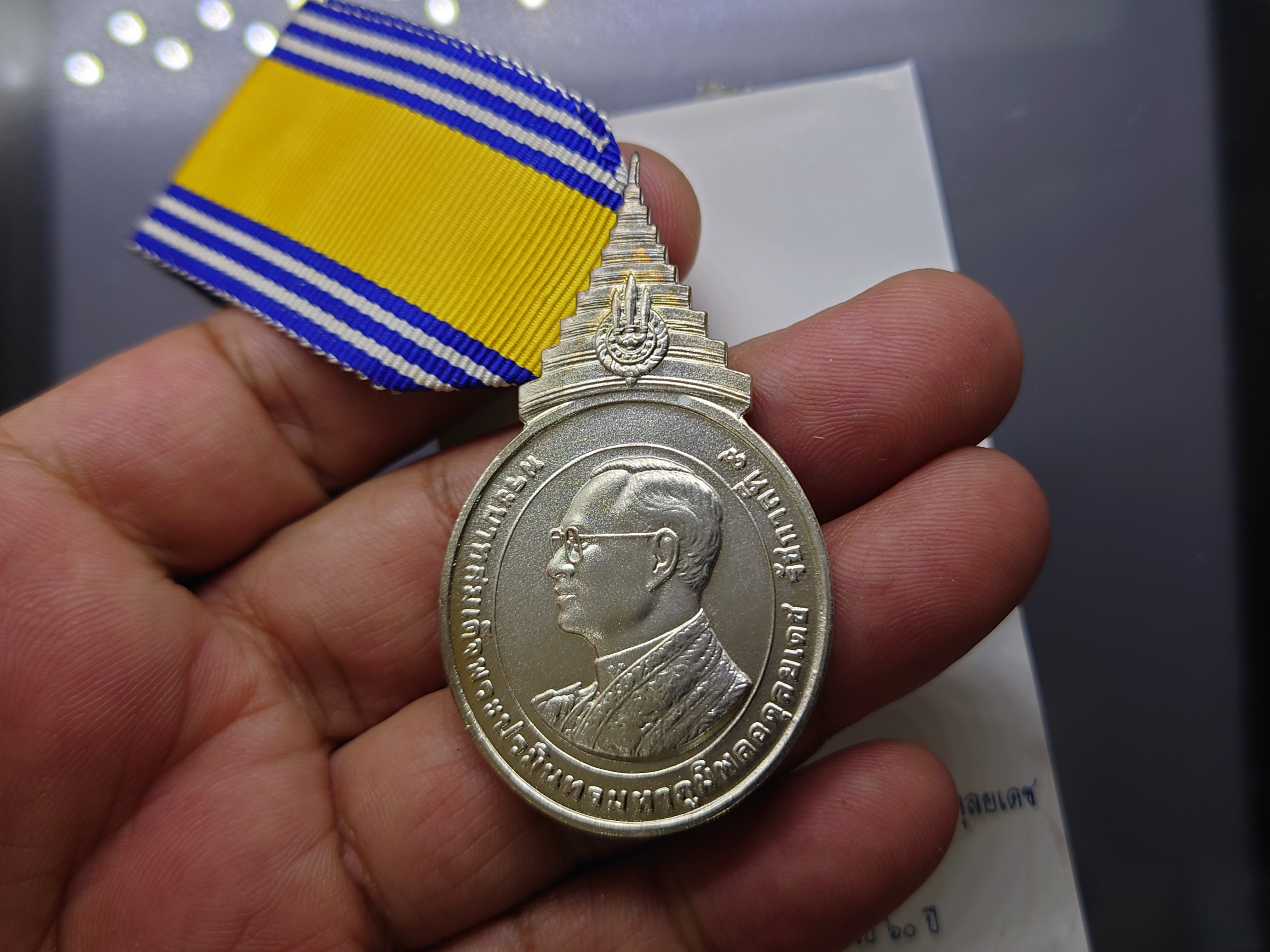 เหรียญที่ระลึกประดับแพรแถบ พระราชพิธีฉลองสิริราชสมบัติ ครบ 60 ปี รัชกาลที่9 เนื้อเงิน ปี2549 แบบผู้ชาย