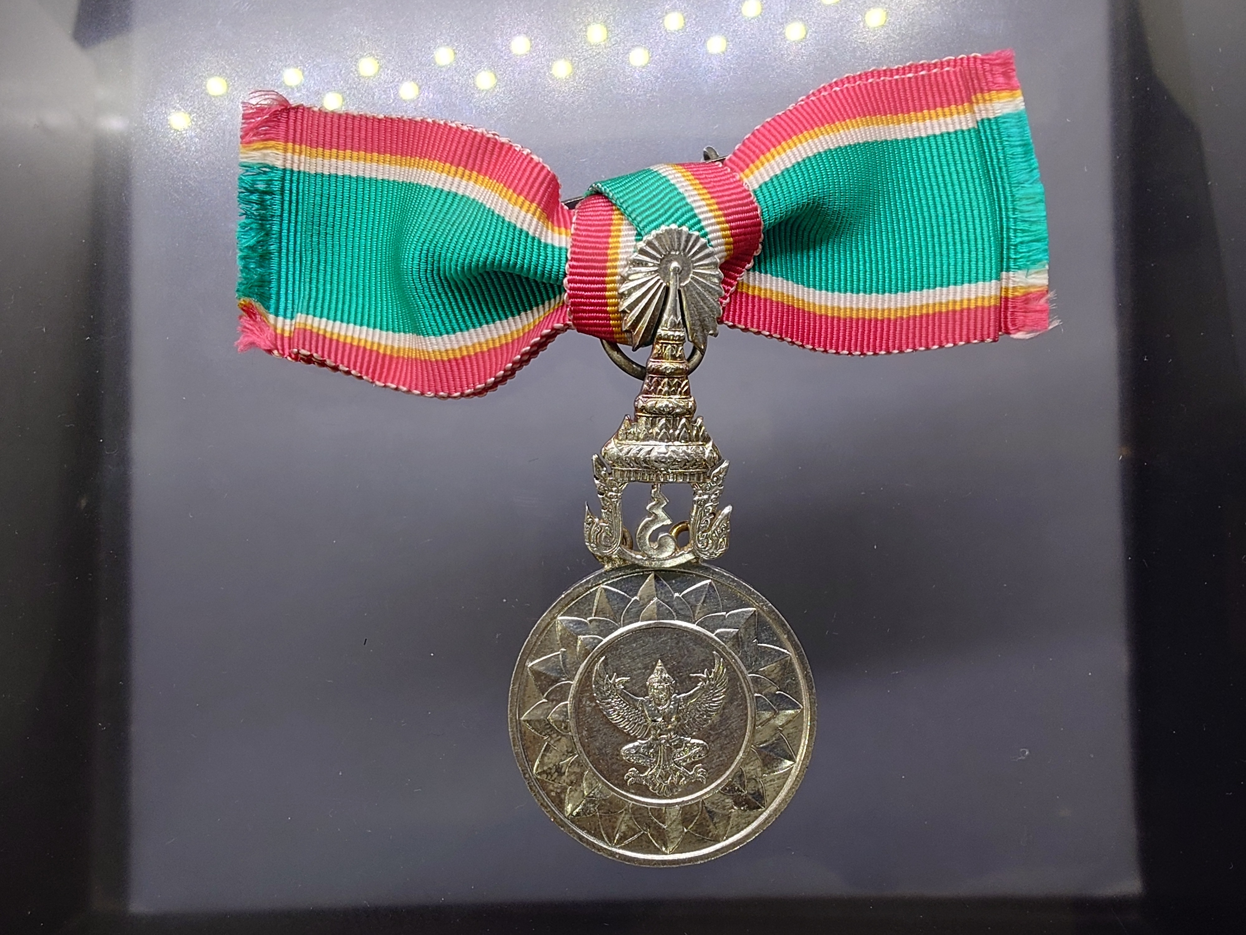 เหรียญเงินประดับแพรแถบ แบบหญิง เครื่องราชอิสริยาภรณ์อันเป็นที่สรรเสริญยิ่งดิเรกคุณาภรณ์ (The Most Admirable Order of the Direkgunabhorn) พร้อมกล่องเดิม