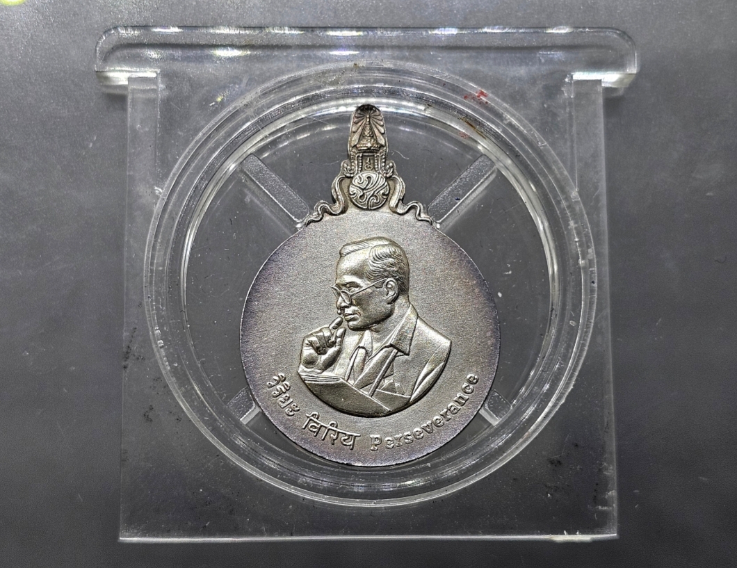 เหรียญพระมหาชนก รัชกาลที่9 เนื้อเงิน พิมพ์เล็ก ปี 2542 มีแค่เหรียญ ตลับเดิม รับประกันแท้