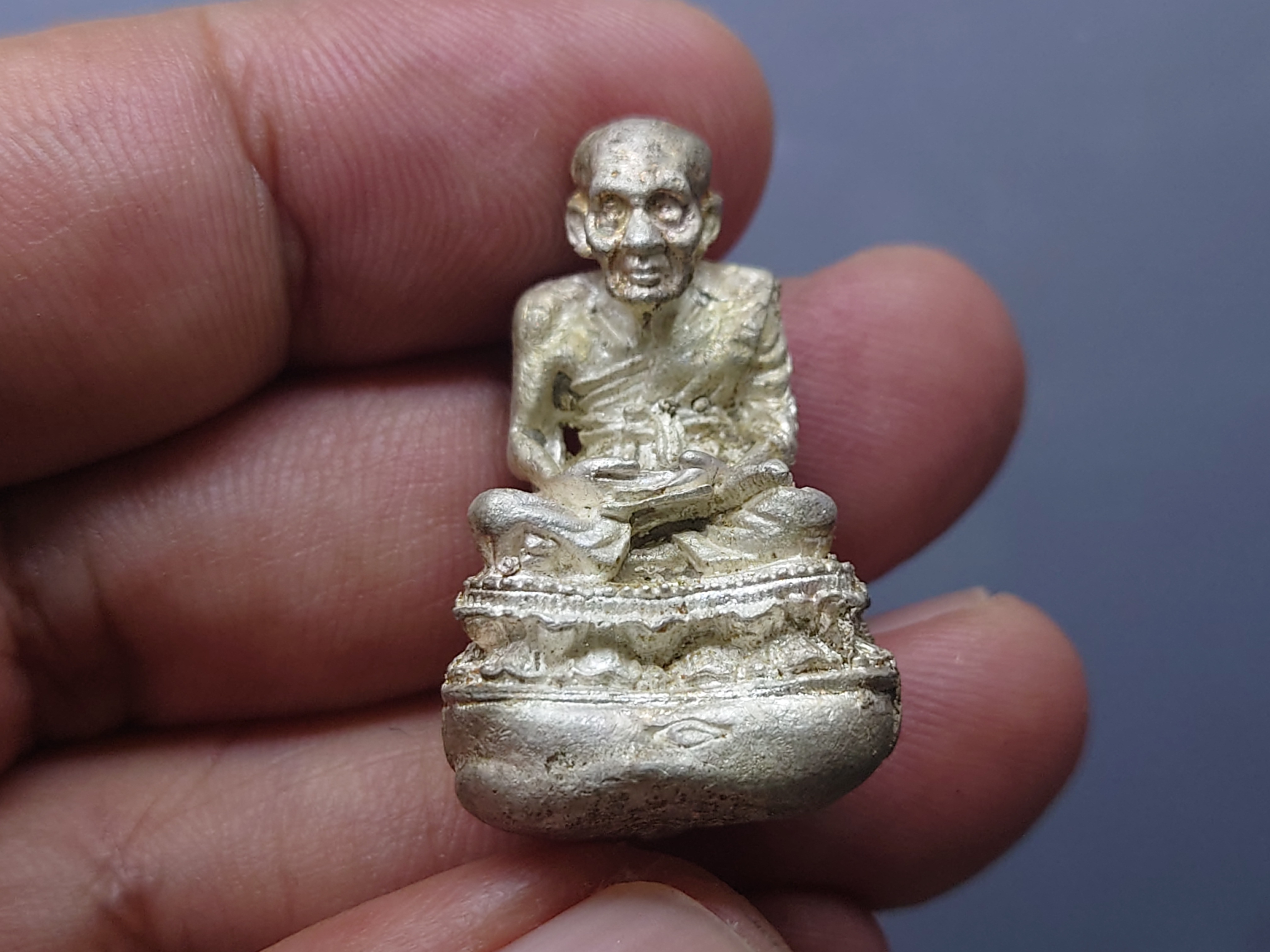 หลวงปู่ทวด พิมพ์เปิดโลกเหวี่ยงมือ รุ่นแรก เนื้อเงิน ปลุกเสกเดี่ยวโดย หลวงปู่ทิม อัตตสันโต ณ วัดพระขาว ปี 2540 พร้อมตลับเดิม