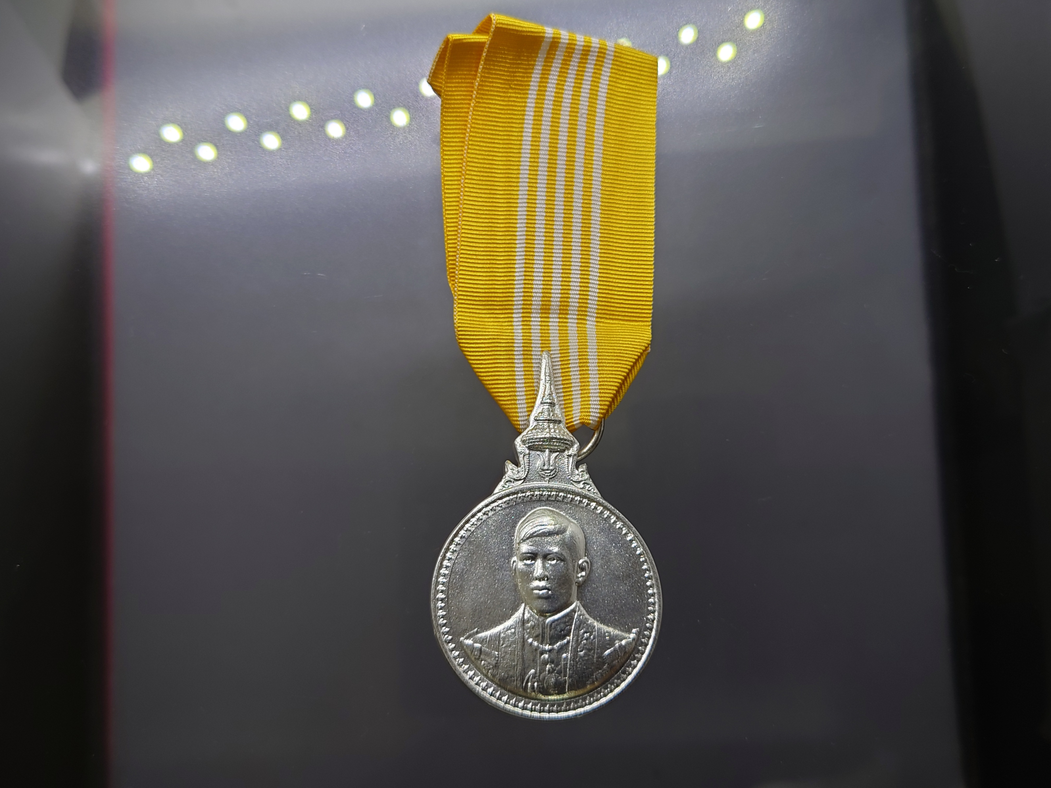 เหรียญที่ระลึกประดับแพรแถบ เนื้อเงิน ที่ระลึก 5 รอบ สมเด็จพระบรมโอรสาธิราช (รัชกาลที่10) ปี2555 ไม่ผ่านใช้