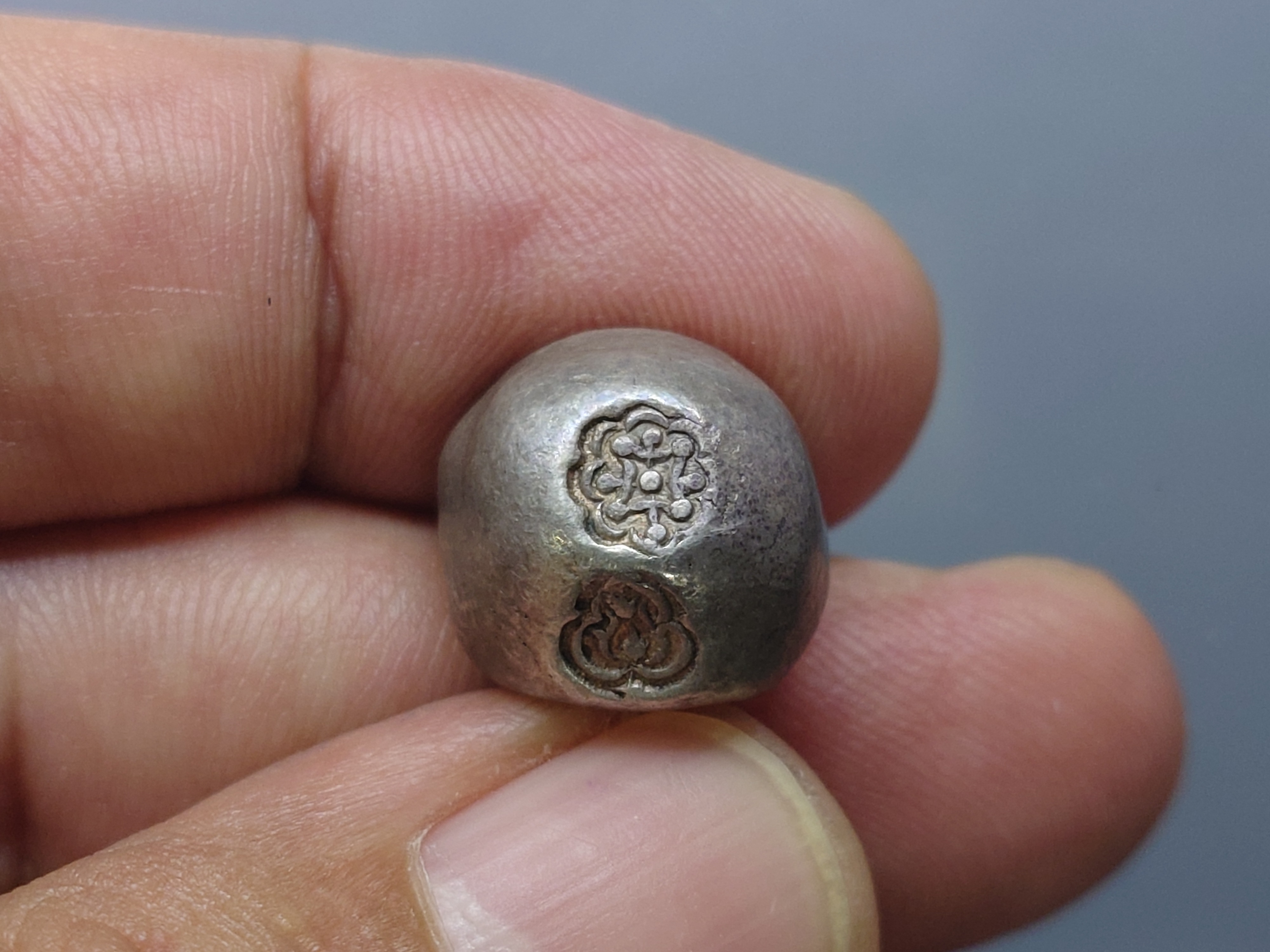 พดด้วง ขนาด 1 บาท ตราบัวยันต์ สมัยอยุธยา สภาพสวย