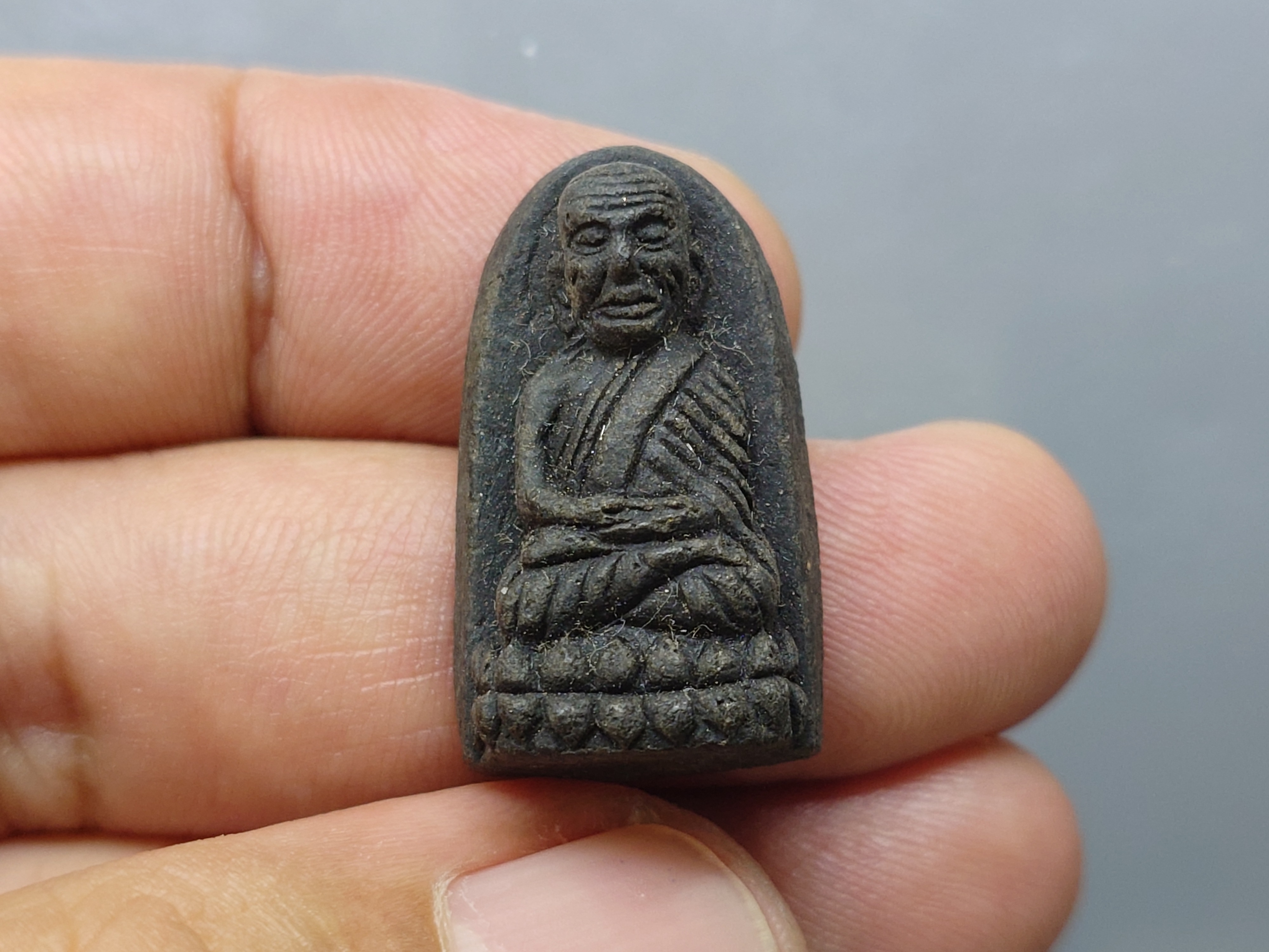 หลวงพ่อทวด พระนามาภิไธย สก. เนื้อว่านคลุกรัก พิมพ์พระรอด วัดห้วยมงคล ปี 2544 พร้อมกล่องเดิม