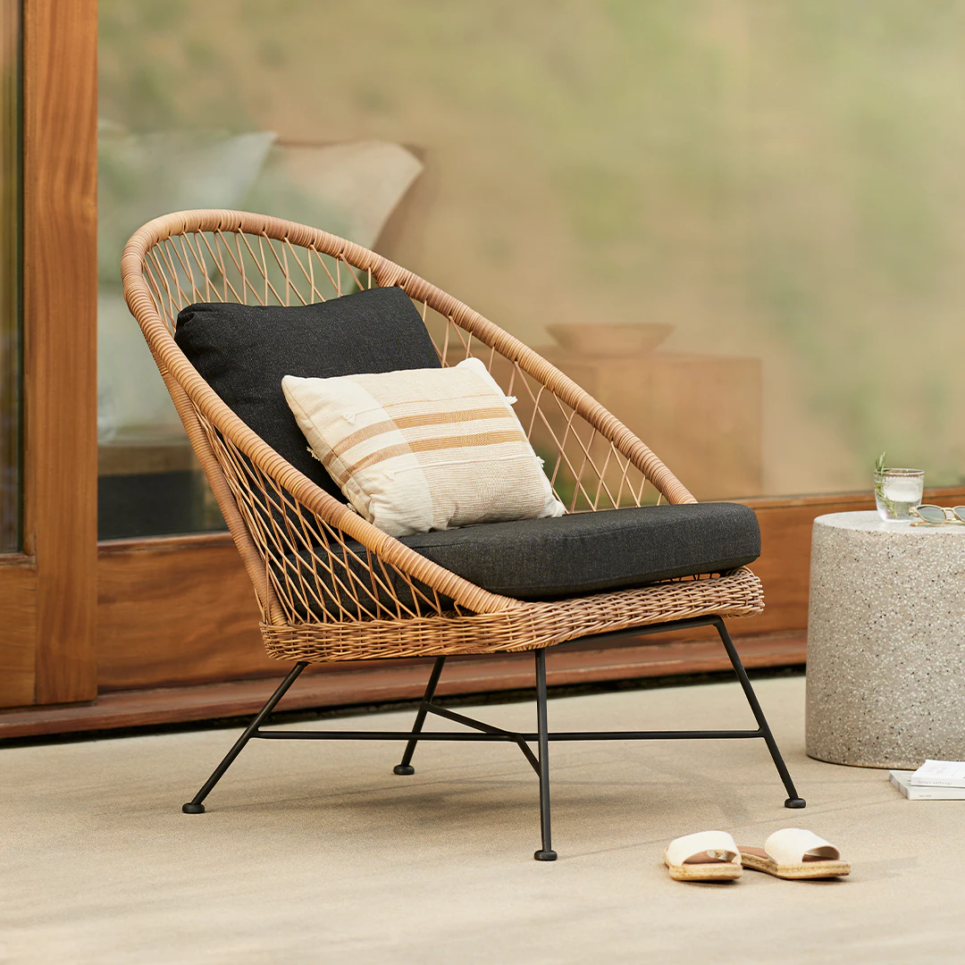 Outdoor Waterproof Furniture Garden Table And Chair Set Aluminum Arm Wicker Rattan Restaurant Dining Outdoor Chair