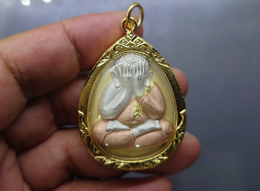 พระปิดตาโภคทรัพย์ เนื้อโลหะชุบสามกษัตริย์ 84 พรรษา ญสส ทรงอธิษฐานจิต วัดบวรฯ ปี 2540 เลี่ยมกรอบทองไมครอนพร้อมใช้ ใส่ตลับเดิม