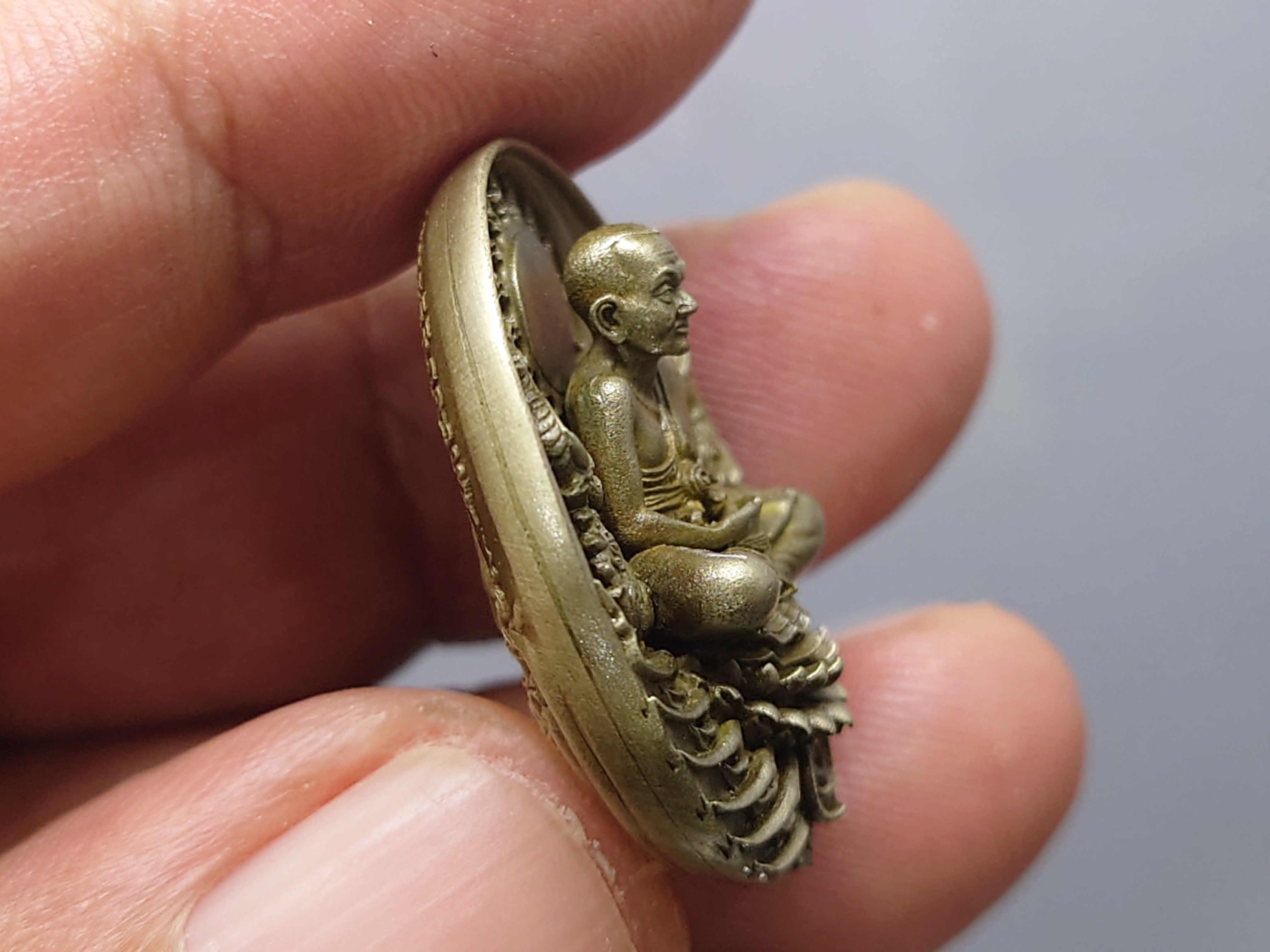 เหรียญหลวงปู่ทวด รุ่นอภิเมตรา มหาโพธิสัตว์ พิมพ์เล็ก เนื้ออัลปาก้า ควบคุมออกแบบโดย อ.เฉลิมชัย โค๊ท 2458 พ.ศ.2558 พร้อมกล่องเดิม