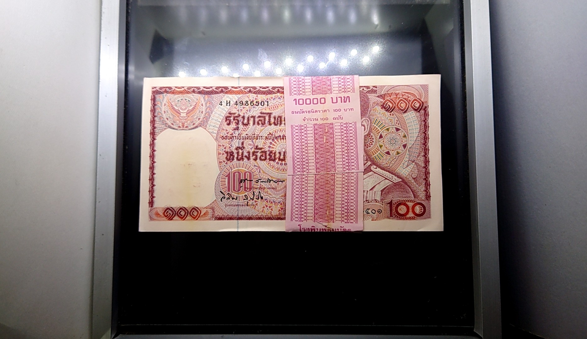 ธนบัตร 100 บาท ยกแหนบ 100 ใบ เรียงเลข แบบ 12 เลข 7 หลัก ร9 (ช้างแดง) พ.ศ.2521 ไม่ผ่านใช้