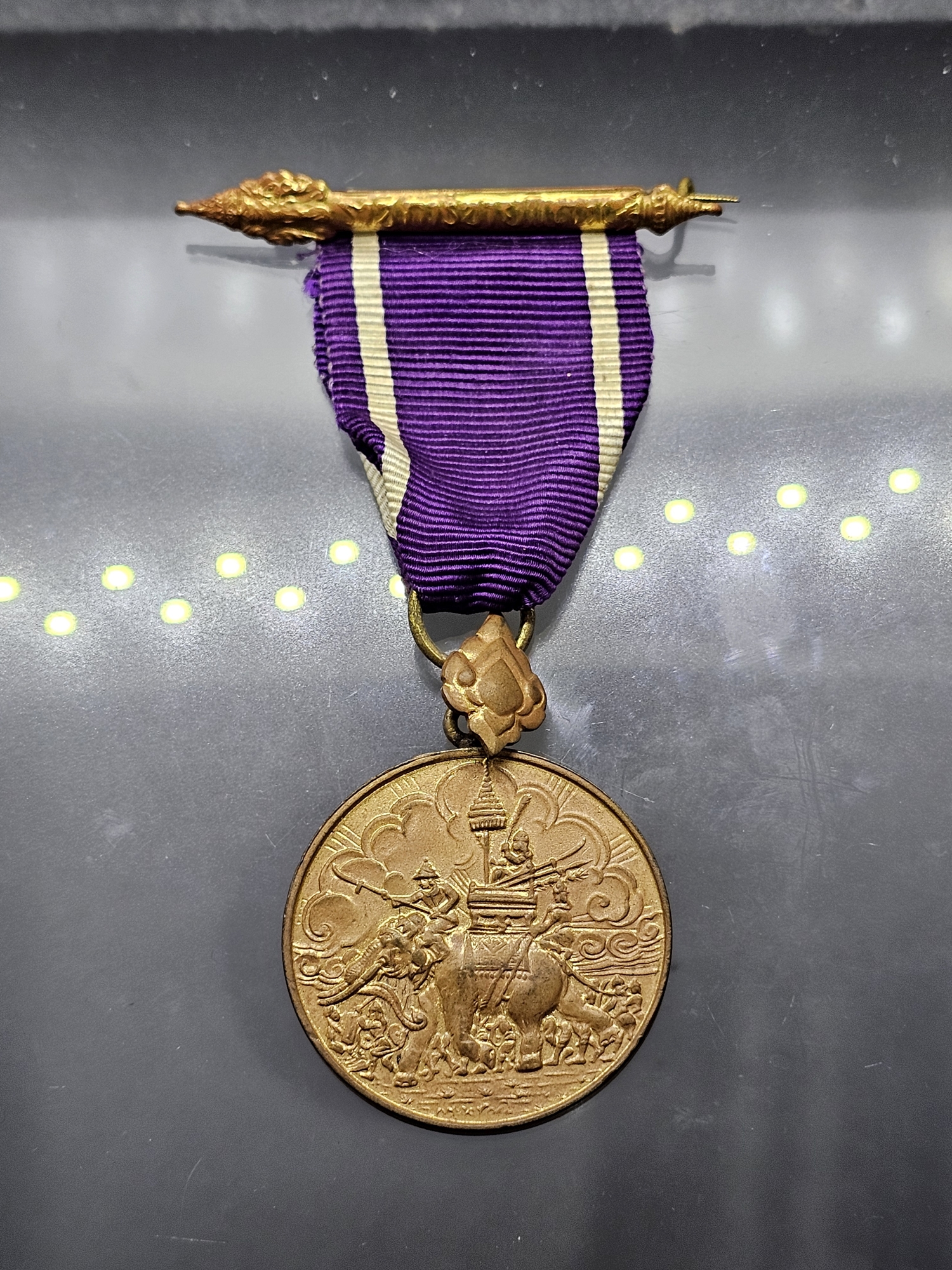 เหรียญราชการชายแดน (เหรียญ ช.ด.) เนื้อกาหลั่ยทอง ประดับแพรแถบ