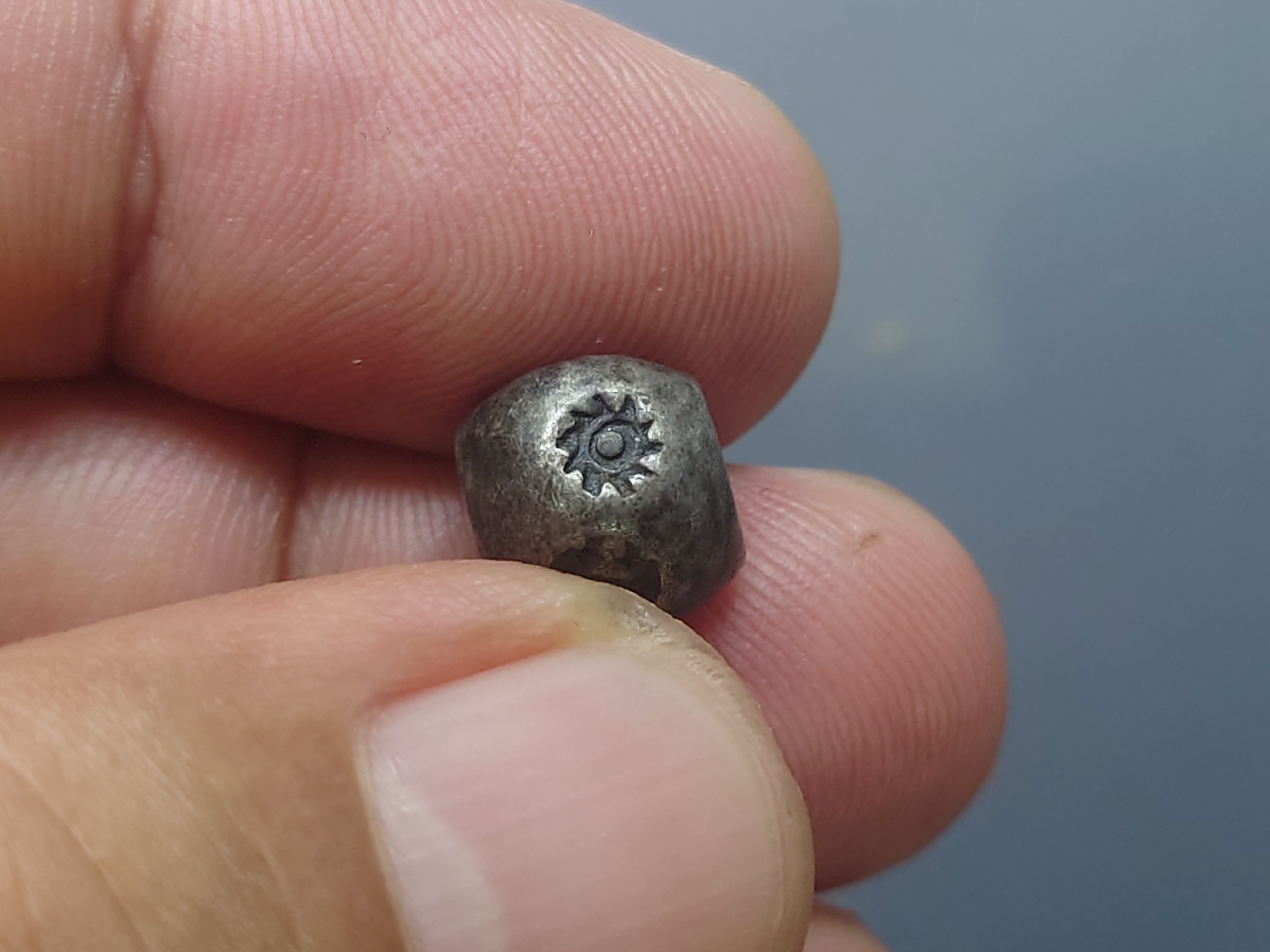 พดด้วง ขนาด สลึง ตราพระแสงจักร-พระมหามงกุฎ รัชกาลที่ 4 พ.ศ.2394 ขนาดหายาก