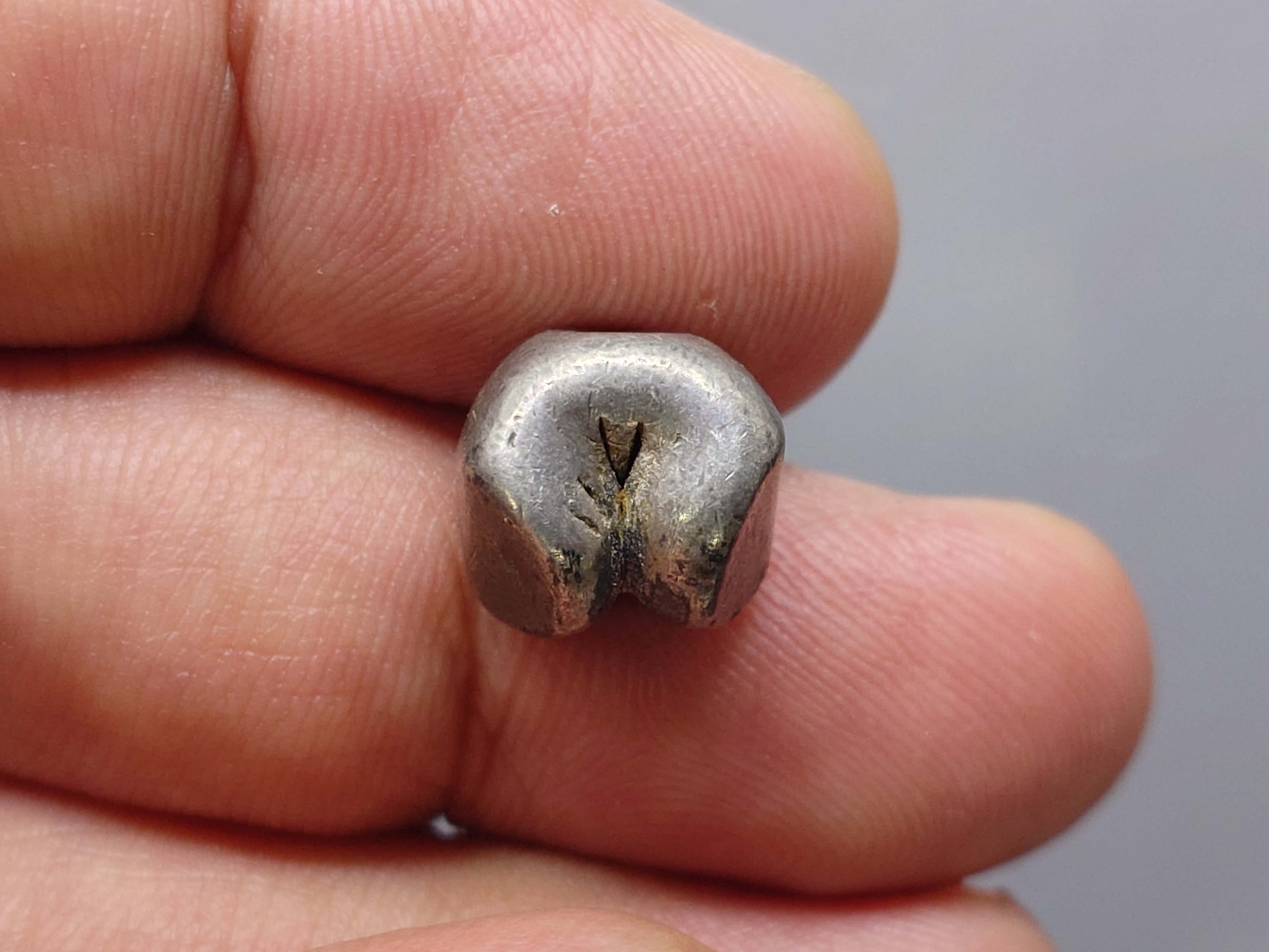 พดด้วง ขนาด 2 สลึง ตราพระแสงจักร - ปราสาท สมัยรัชกาลที่ 3 ปี2367 ขนาดหายาก สภาพสวย