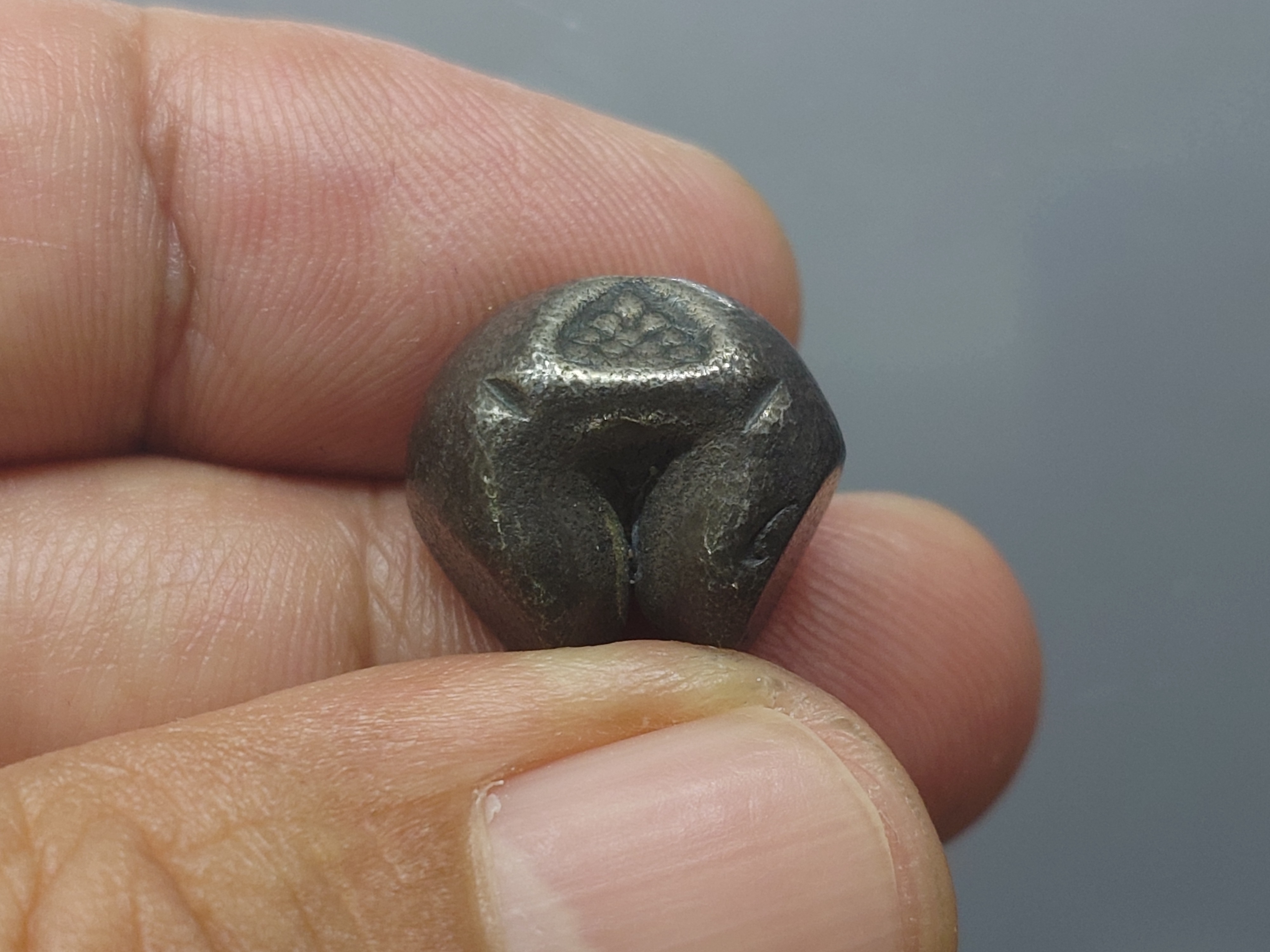 พดด้วง ขนาด 1 บาท ตราพระซ่อมดอกไม้-จักร สมัยอยุธยา พุทธศตวรรษที่ 19 - 24 ตรานิยม หายาก สภาพสวย