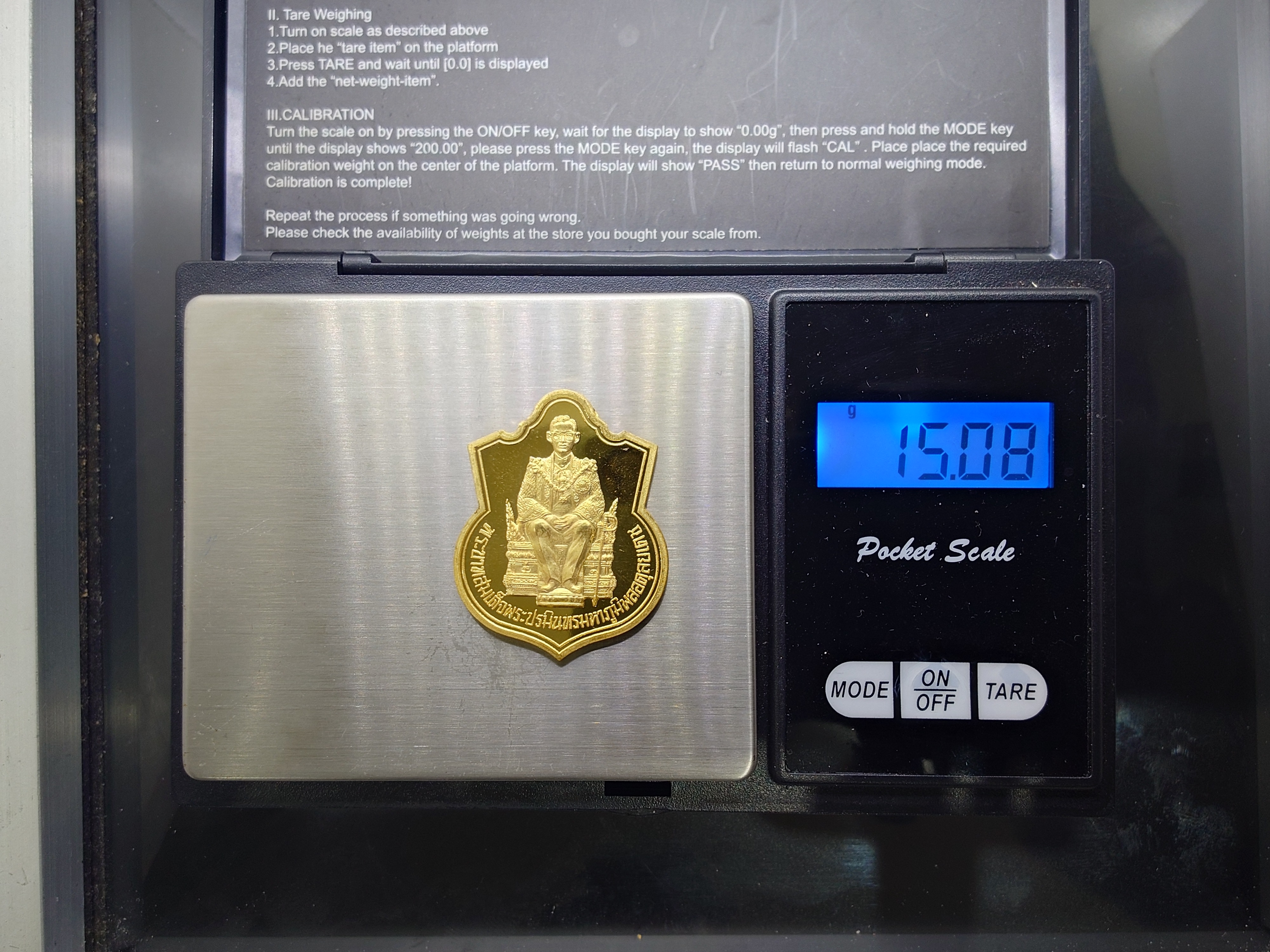 เหรียญทองคำขัดเงา 99 % ในหลวง ร9 นั่งบัลลังค์ ที่ระลึกฉลองครองราชย์ 50 ปี กระทรวงมหาดไทย สร้าง ปี 2539 พร้อมกล่องเดิม