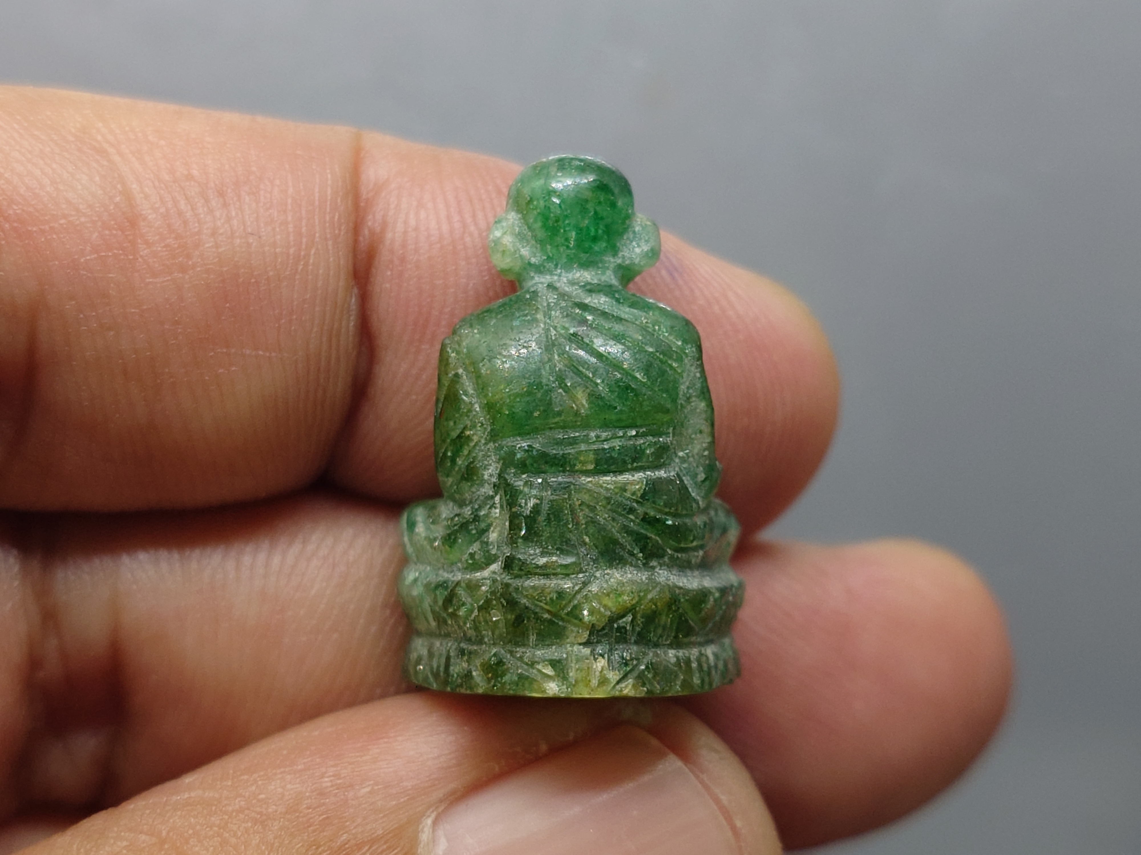 หลวงปู่ทวดหยก เนื้อหยก ลอยองค์ ฐานฝังหมุดทองคำแท้ พิมพ์ใหญ่ ขนาดสูง 2.5 เซ็น วัดพะโคะ สมาคมชาวเพชรบุรีสร้าง ปี2543 พร้อมกล่องเดิม