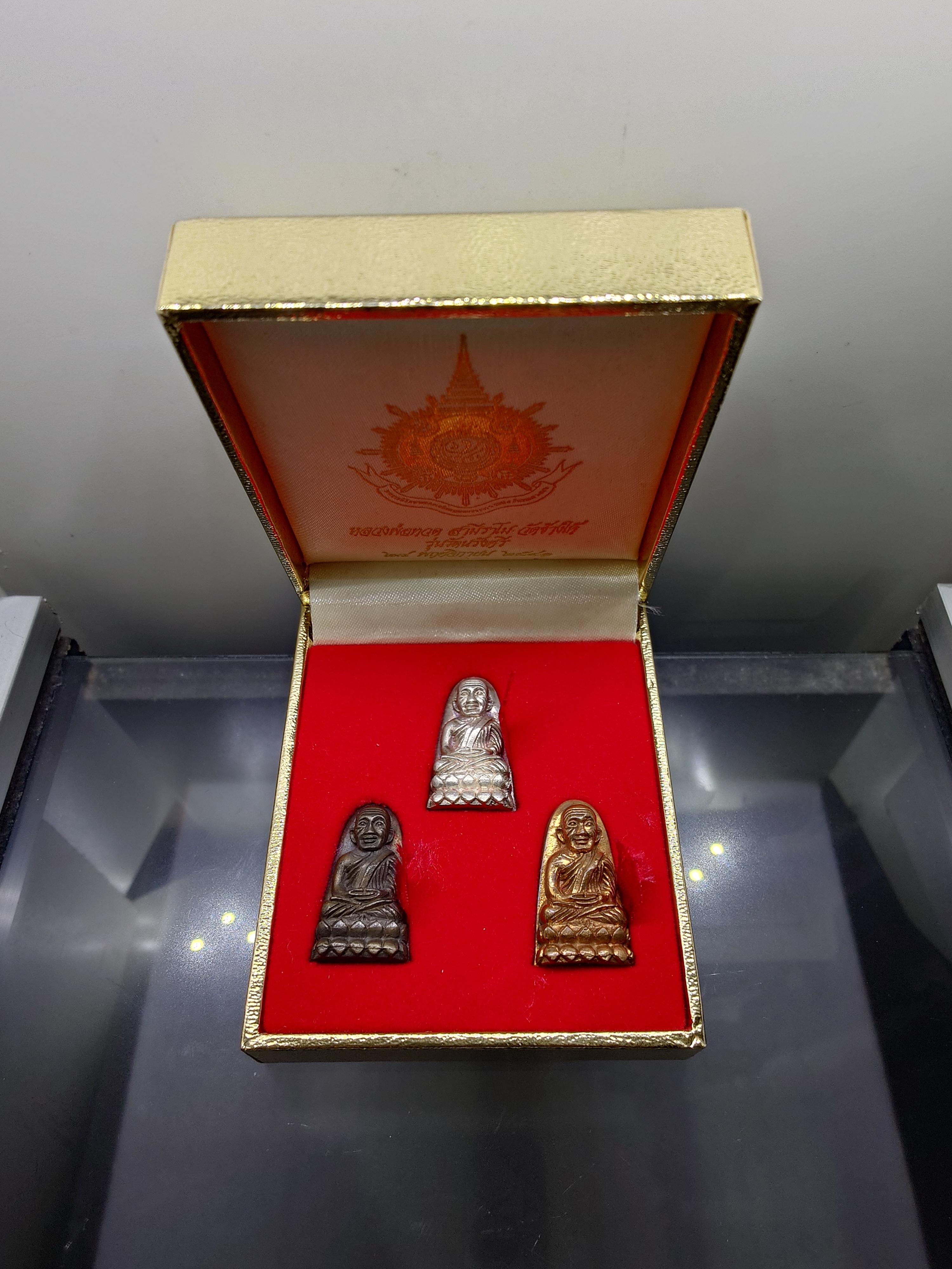 หลวงปู่ทวด สามีราโม รุ่นรัตนรังศรี (ชุดเนื้อเงิน นวะ ทองแดง) วัดช้างให้ พ.ศ.2541 พร้อมกล่องเดิม