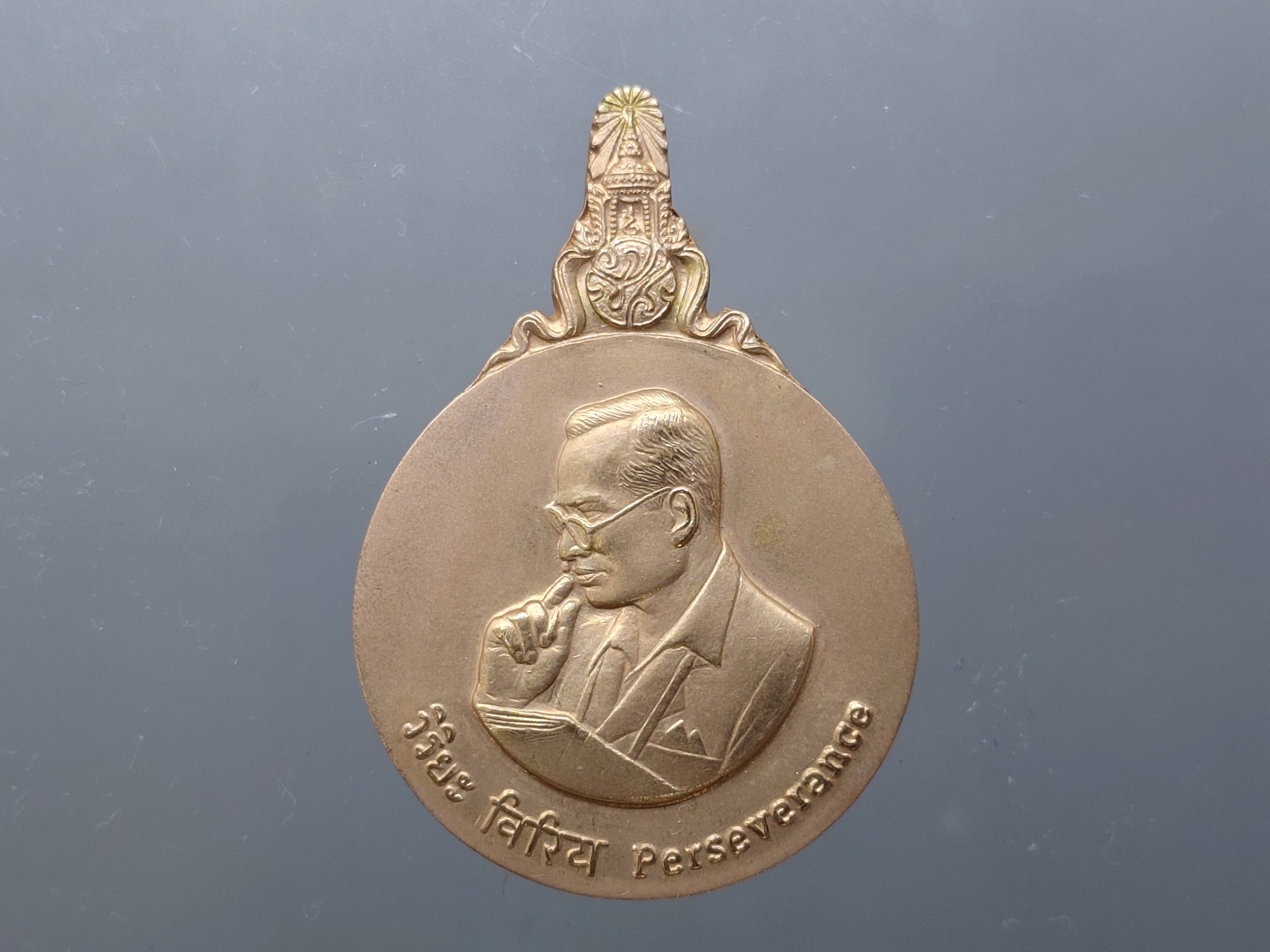 เหรียญมหาชนก ร.9 พิมพ์ใหญ่ ชุดทองคำ บล็อก ป ขาด นิยม (เนื้อทองคำ 99% เนื้อนาค เนื้อเงิน) พ.ศ.2539 พร้อมหนังสือ อุปกรณ์ครบ สภาพสวย แท้ ดูง่าย