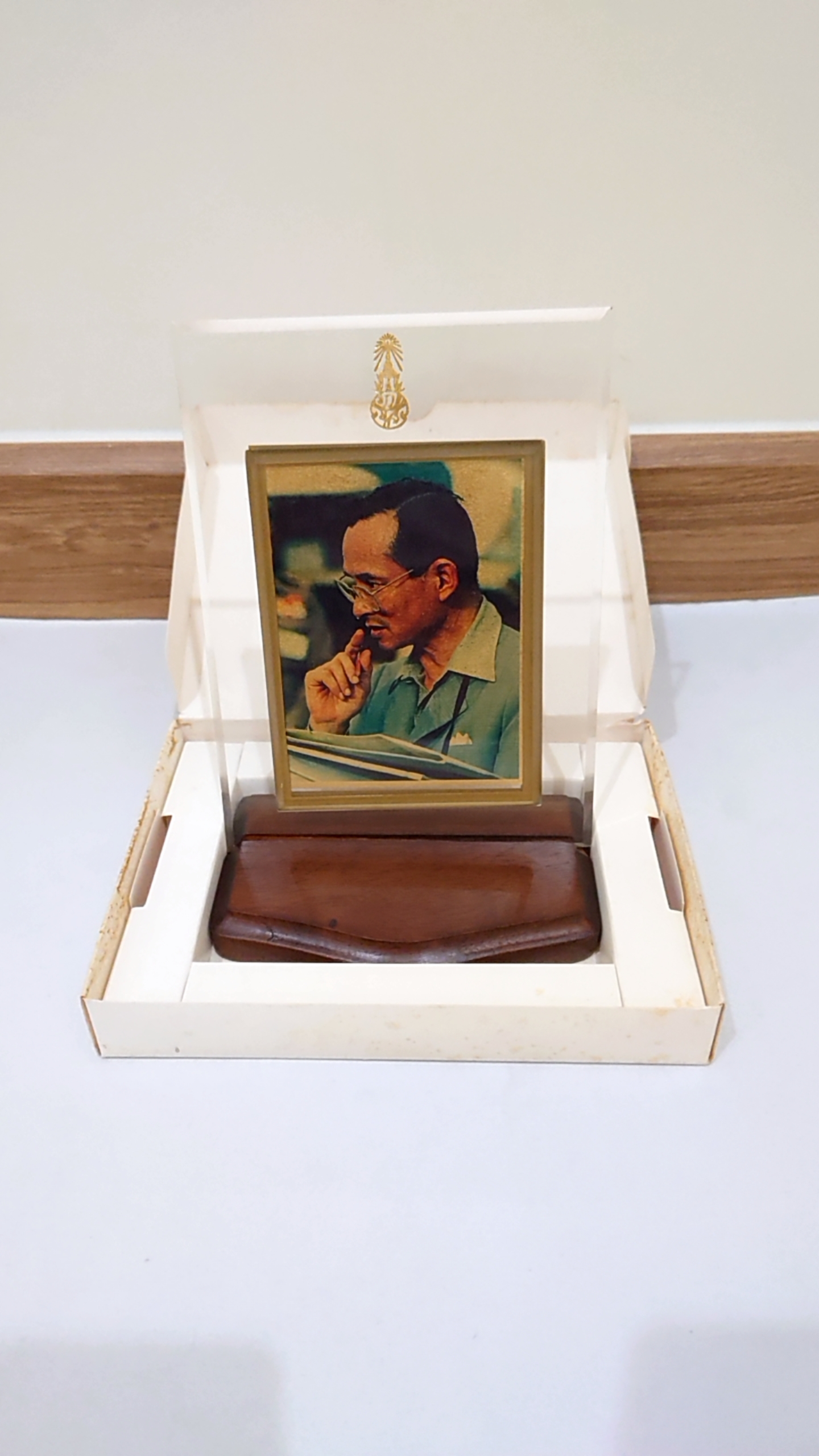 พระบรมฉายาลักษณ์ ทองคำแท้ ที่ระลึก กาญจนาภิเษก แผ่นทองคำ 97.66% ขนาด10*13 เซ็น ปี 2539 พร้อมแท่นวางและกล่องเดิม