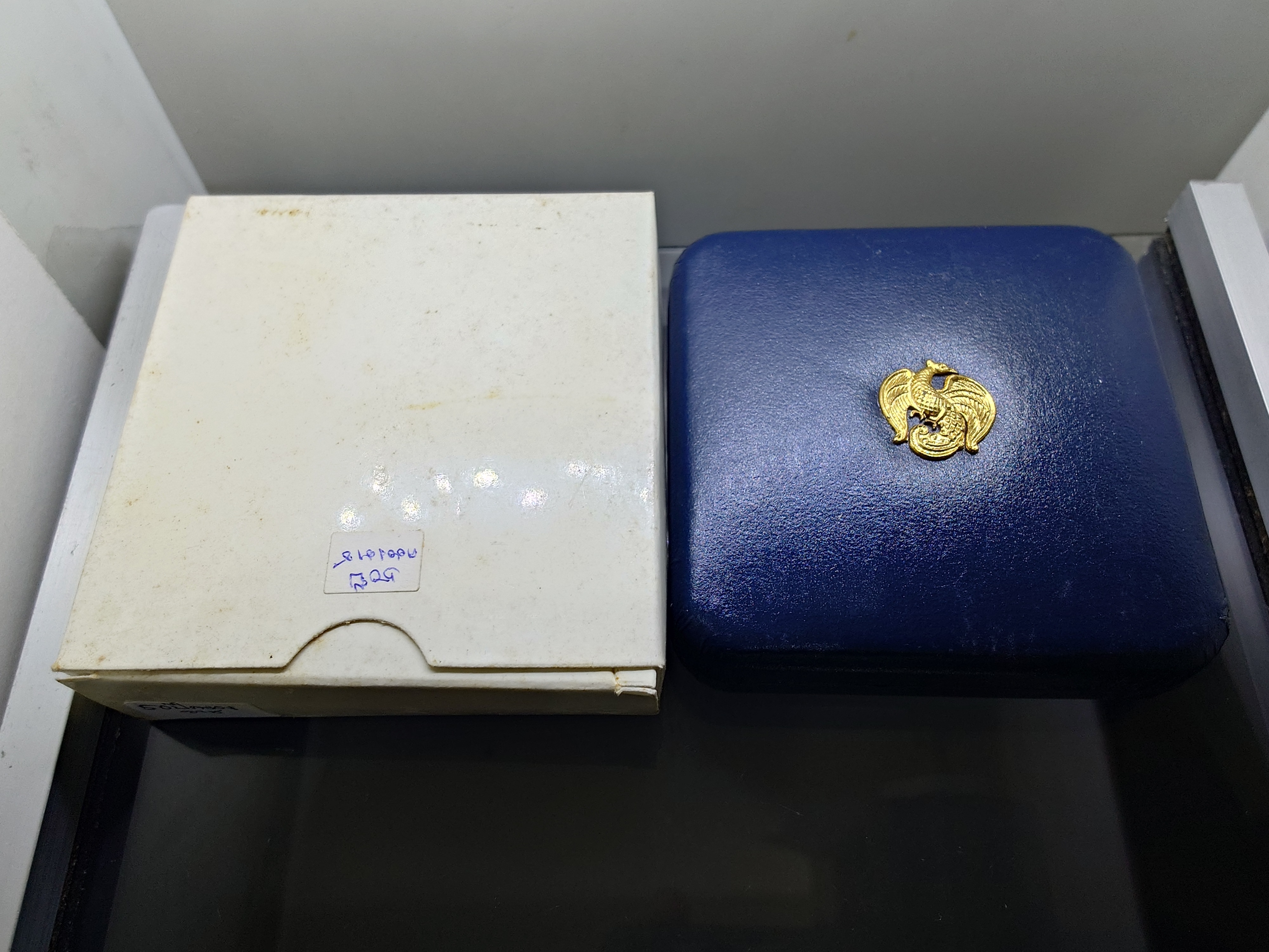 เหรียญที่ระลึก 50 ปี พระบรมราชาภิเษก รัชกาลที่9 เนื้อเงินรมดำ พ.ศ.2543 พร้อมกล่องหนัง ใบเซอร์