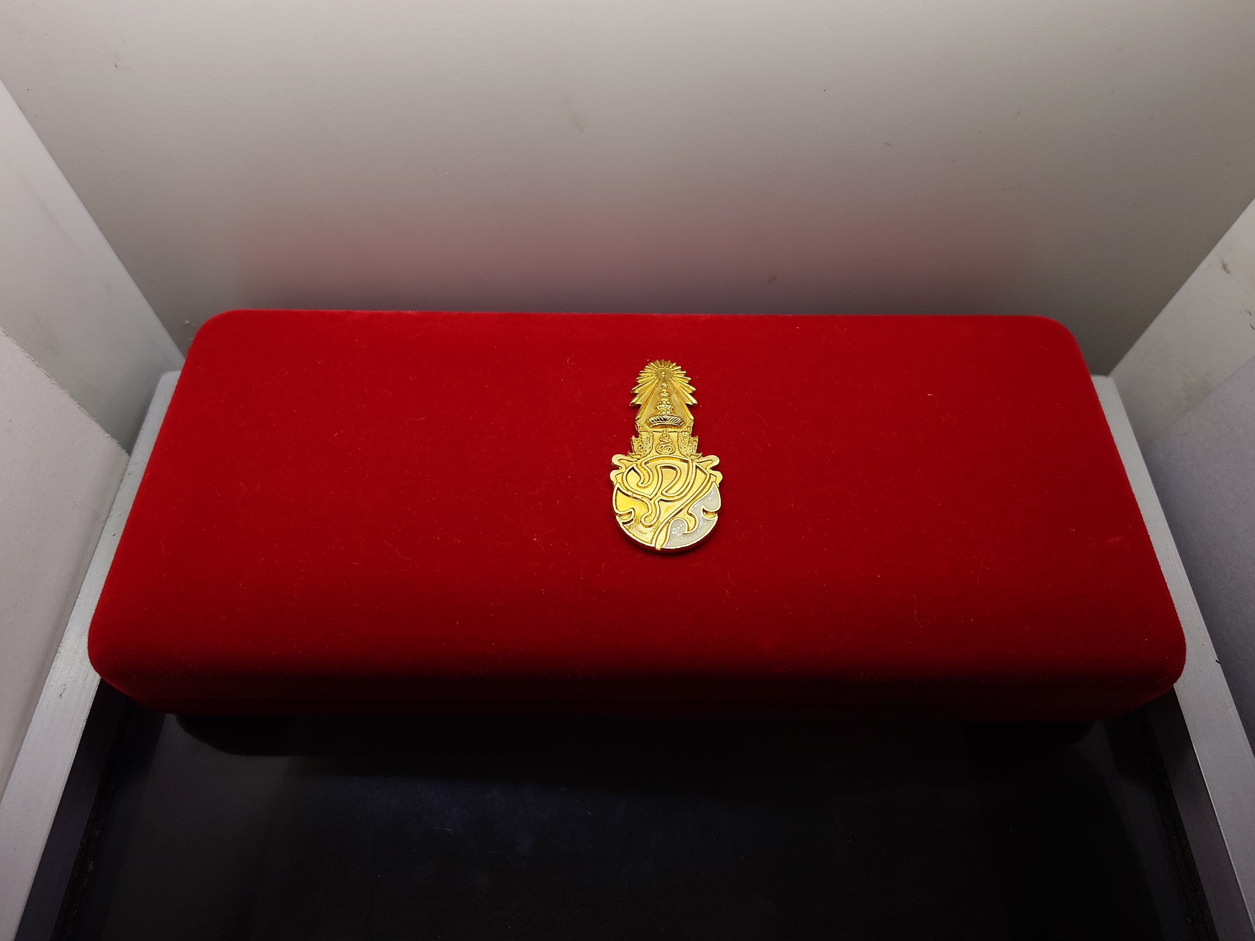 หลวงปู่ทวด ภ.ป.ร. เนื้อว่าน ทรงกลีบบัว (พิมพ์เตารีด) และกลีบขนุน พระพุทธสิงหธรรมมงคล เลี่ยมกรอบทองนพเกล้า พิธีพุทธาภิเษก ณ พระอุโบสถ วัดพระศรีรัตนศาสดาราม พ.ศ.2547 พร้อมกล่องเดิม