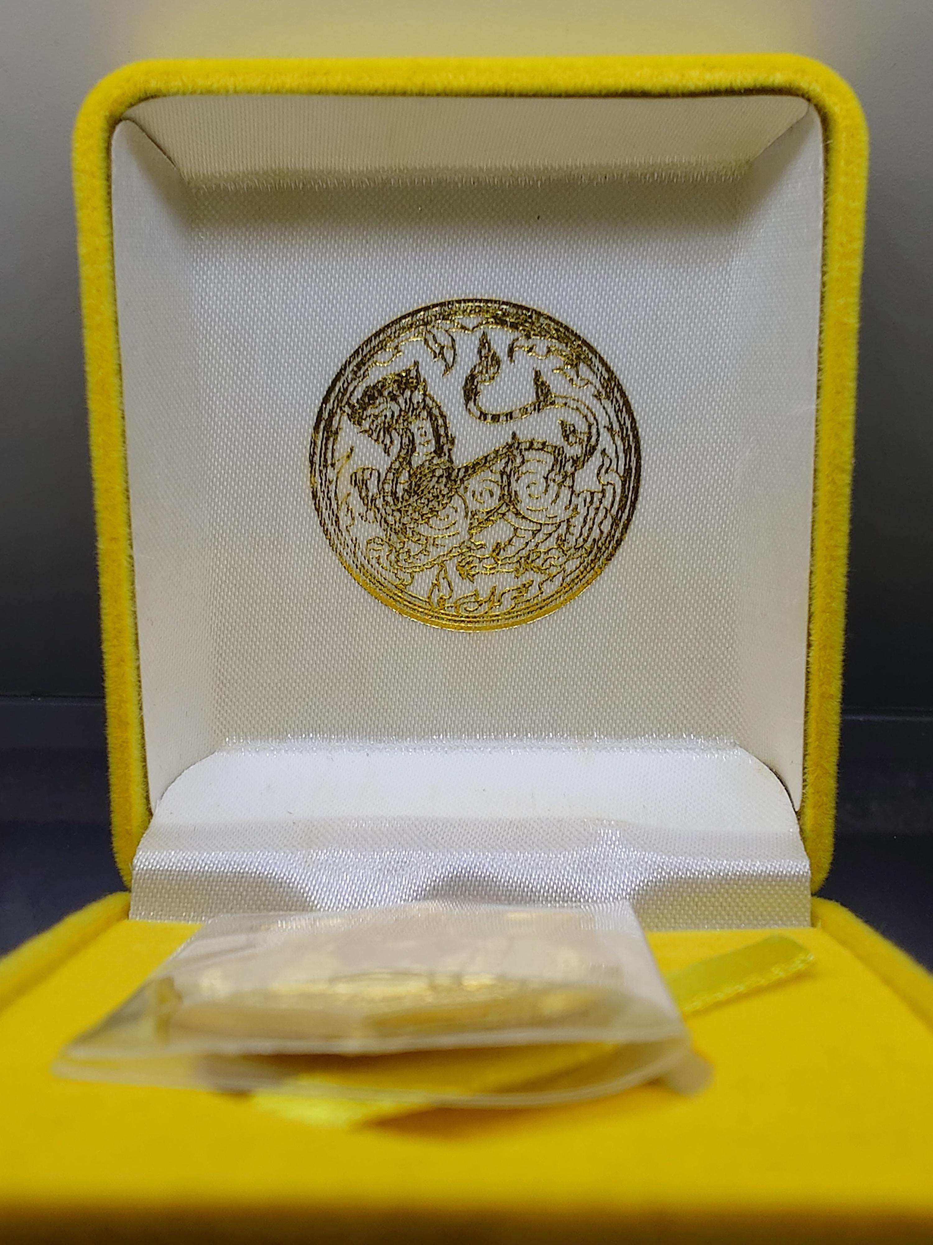 เหรียญทองคำขัดเงา 99 % ในหลวง ร9 นั่งบัลลังค์ ที่ระลึกฉลองครองราชย์ 50 ปี กระทรวงมหาดไทย สร้าง ปี 2539 พร้อมกล่องเดิม