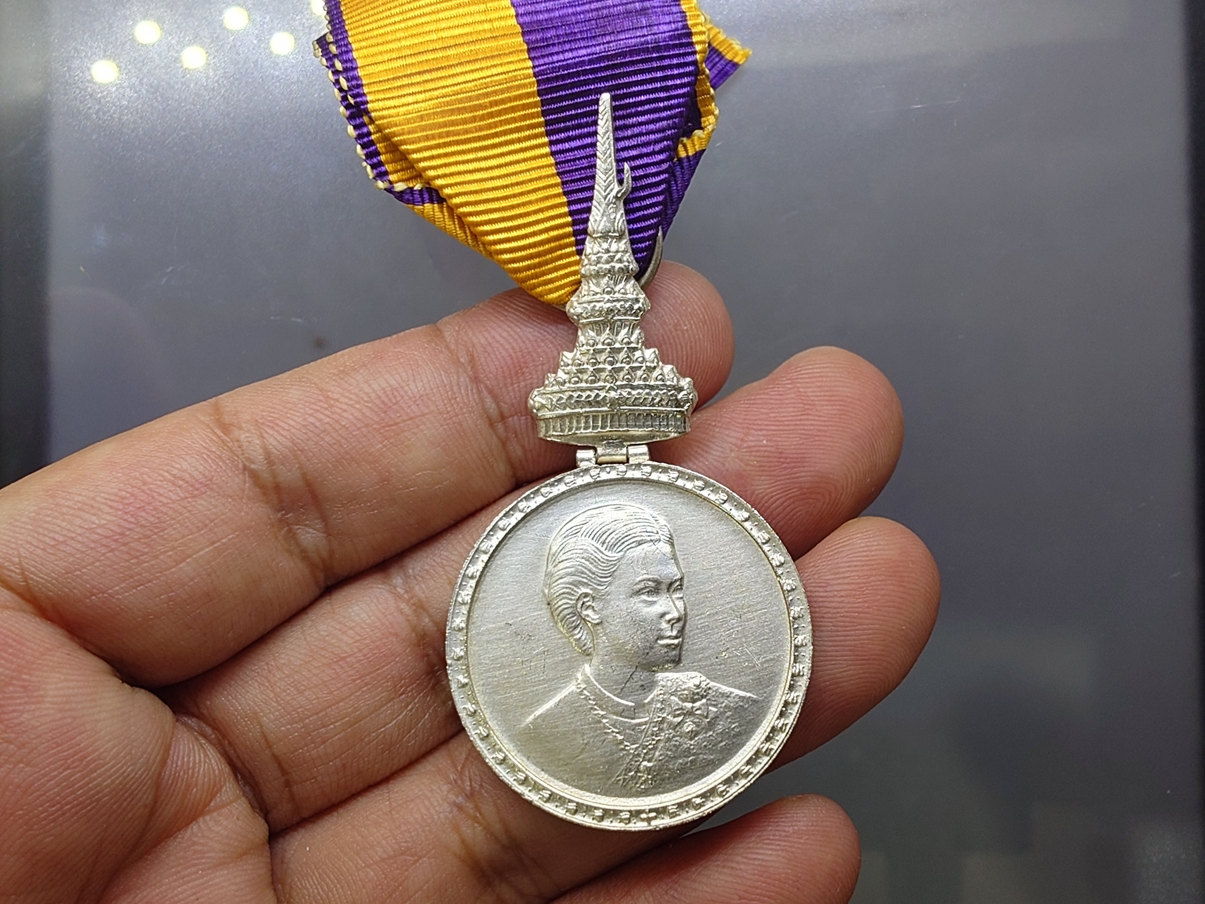 เหรียญที่ระลึกประดับแพรแถบ ที่ระลึกพระราชพิธี สถาปนาสมเด็จพระเทพฯ เนื้อเงิน พ.ศ.2520 แบบผู้ชาย