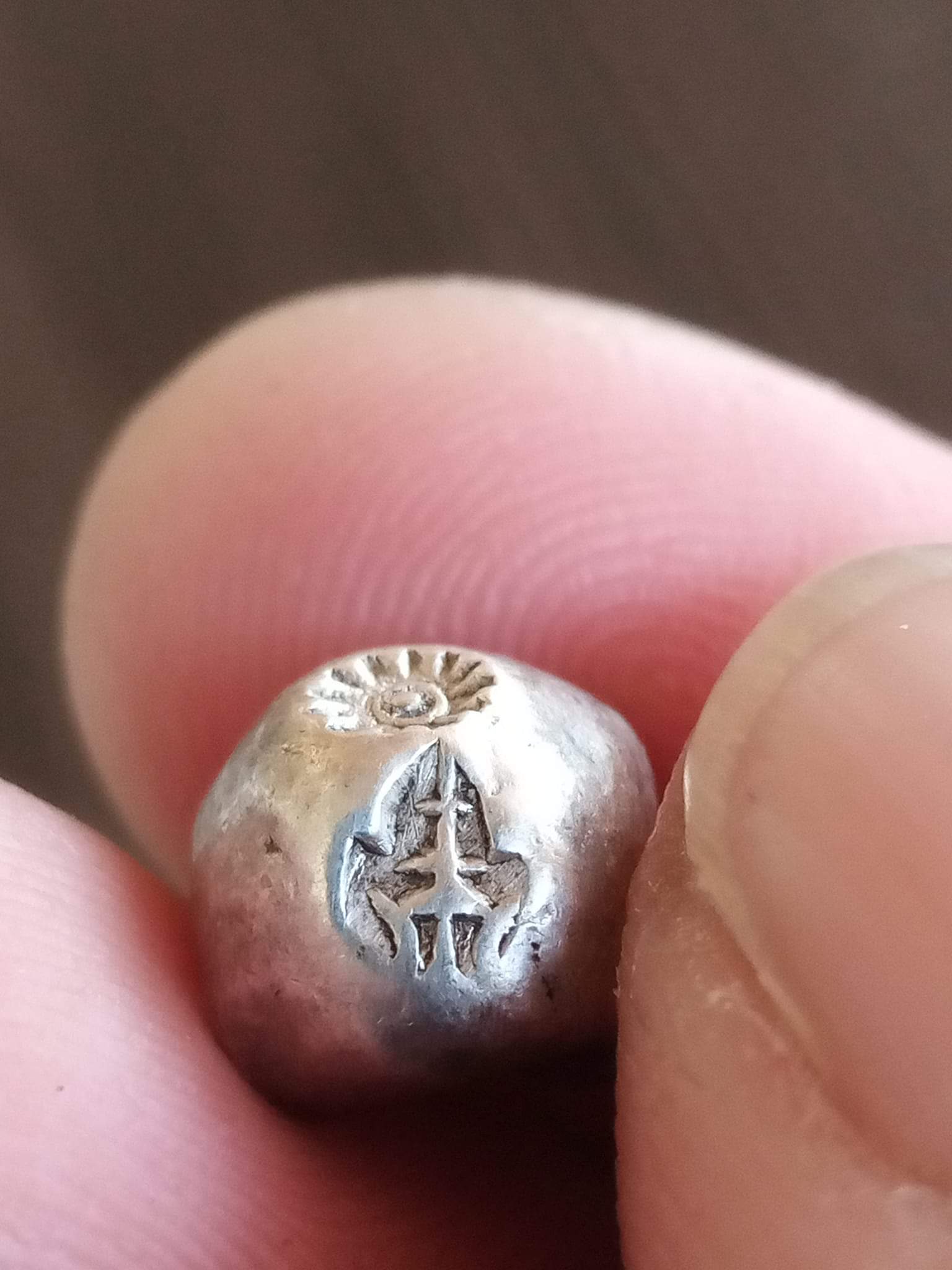 พดด้วง ขนาด สลึง (บล็อกหายาก บล็อก12 กีบ) ตราพระแสงจักร-พระมหามงกุฎ รัชกาลที่ 4 พ.ศ.2394 ขนาดหายาก สภาพสวย