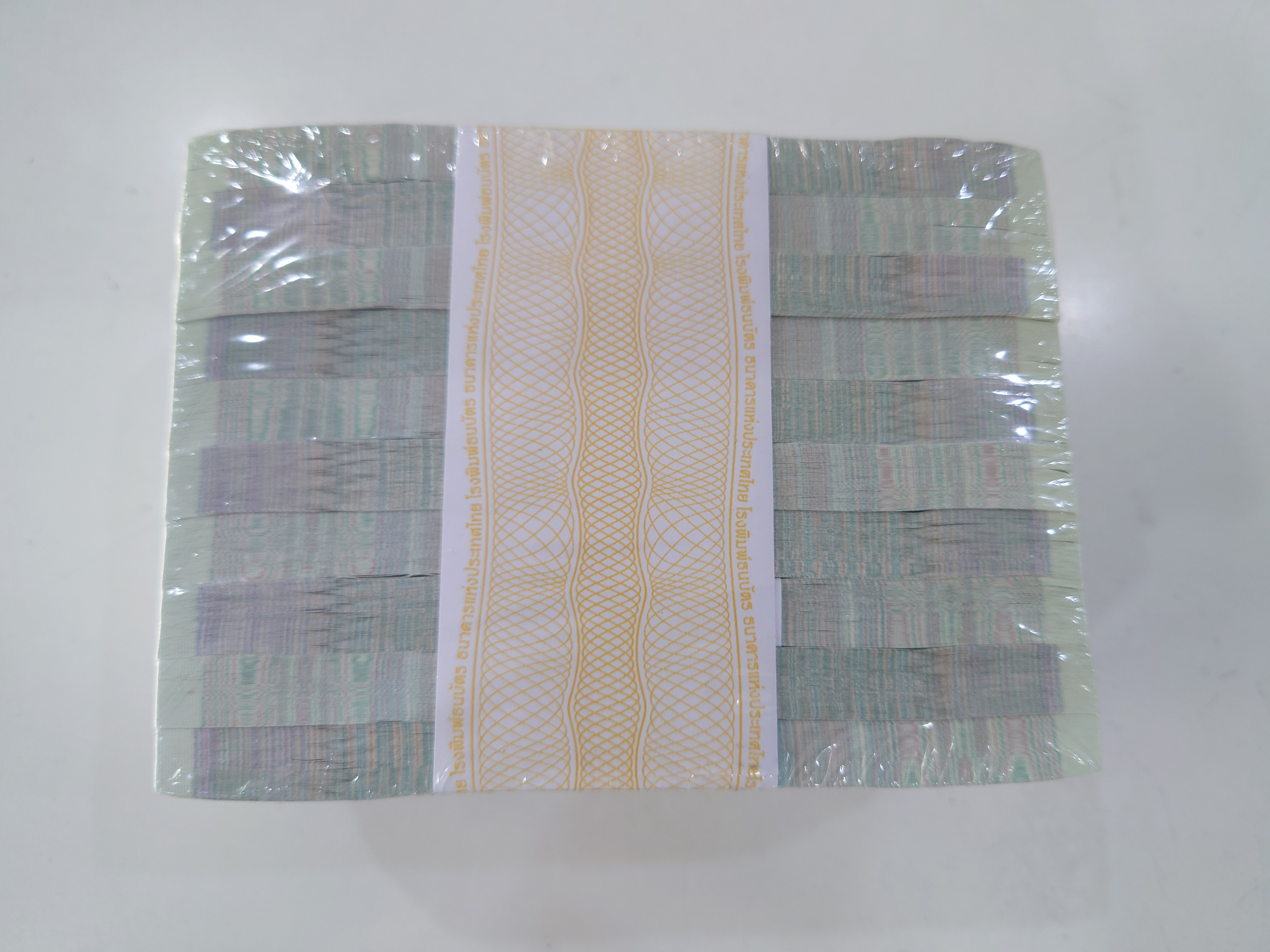 ธนบัตร 20 บาท (ยกแหนบ 100 ใบ เรียงเลข) แบบ 15 รัชกาลที่9 หลัง รัชกาลที่8 ปี 2546 ไม่ผ่านใช้ สภาพขาว สวย