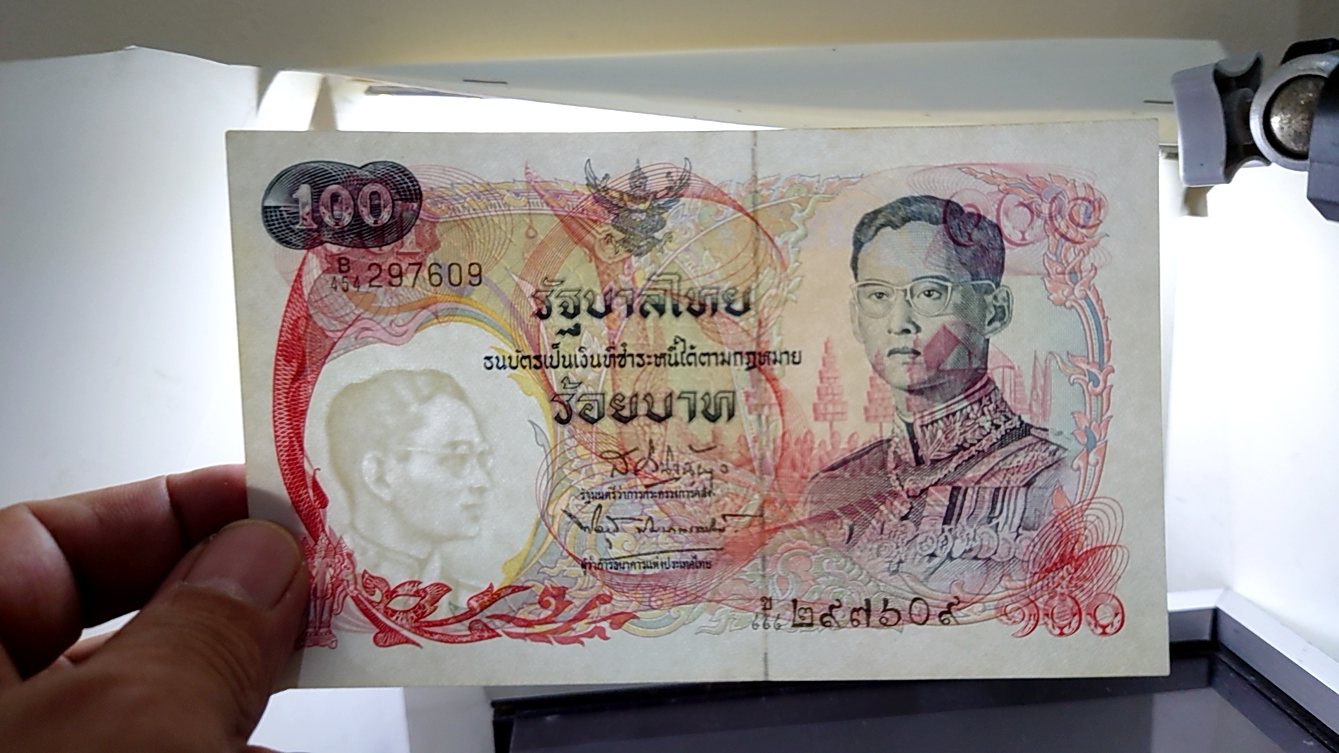 ธนบัตร 100 แบบ 10 รุ่นเก่า พระรูป รัชกาลที่9 หลังเรือหงษ์ ปี 2511 ผ่านใช้ สภาพสวย (ราคาต่อ 1 ใบ)