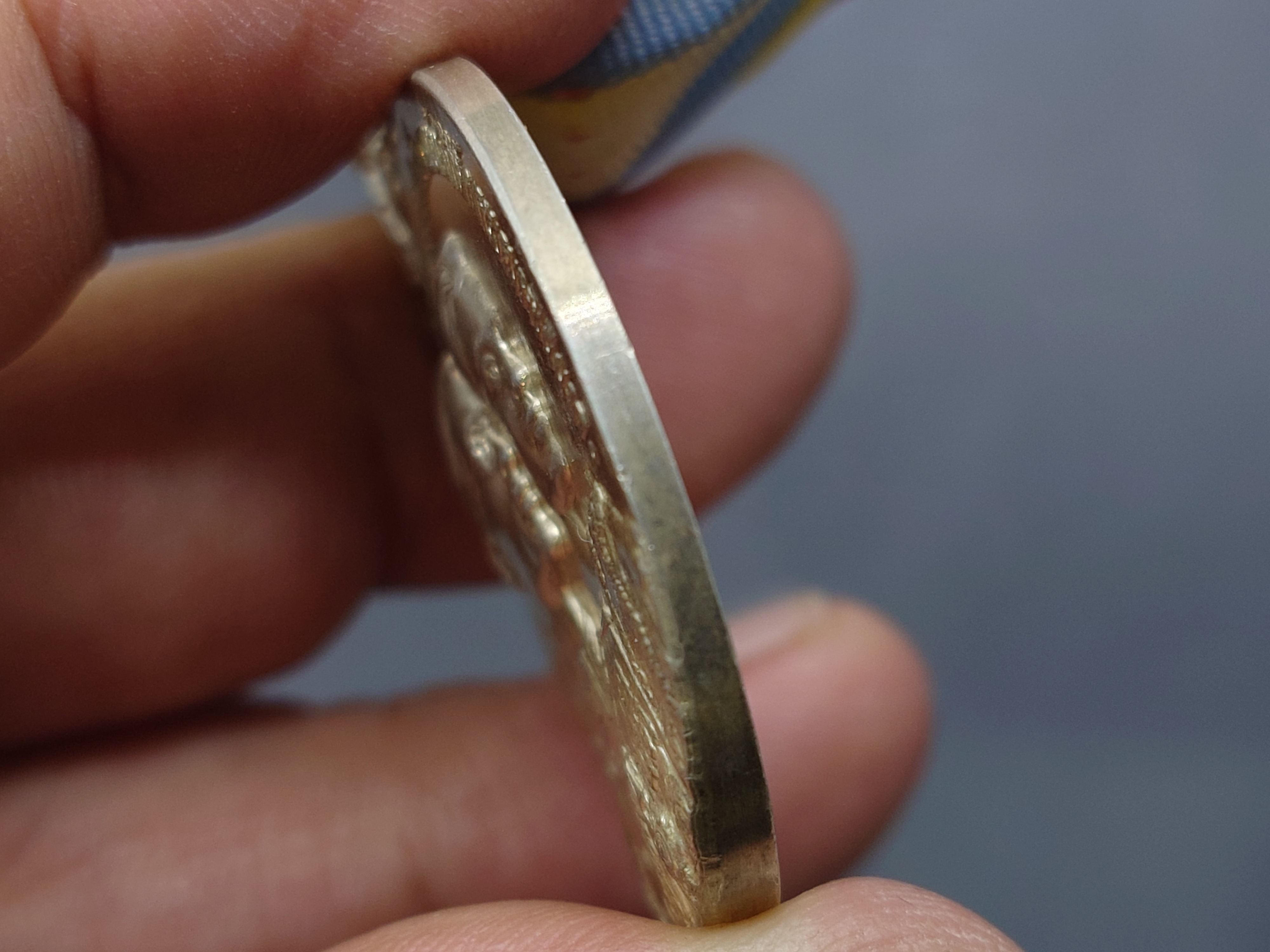 เหรียญที่ระลึกประดับแพรแถบ เนื้อเงิน เสด็จประพาสยุโรป (บล็อกนอก) พระบรมรูปคู่ รัชกาลที่9 ราชินี พิมพ์ใหญ่ ปี2503