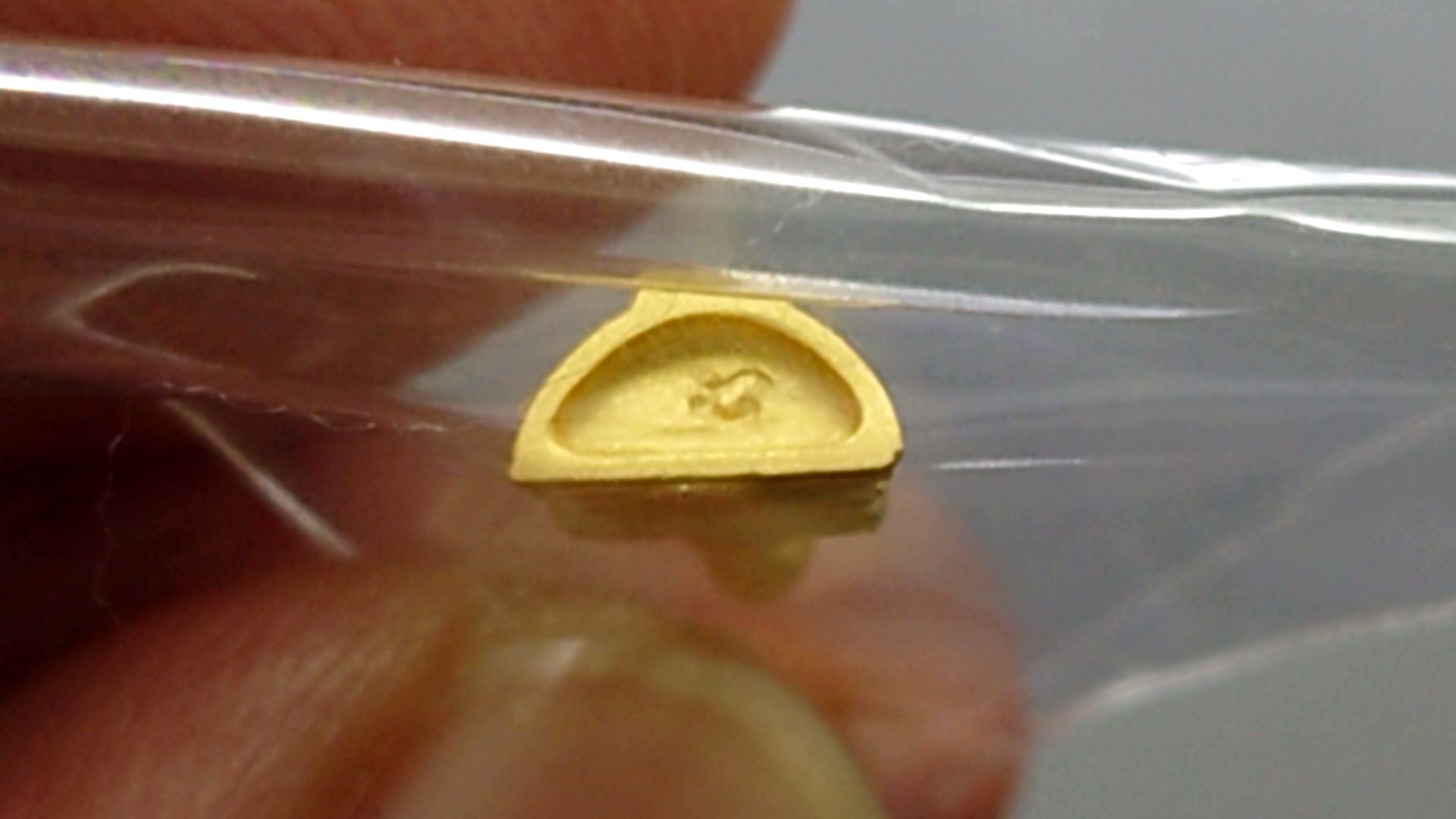 พระทองคำ พระพุทธโสธร เนื้อทองคำแท้ (พิมพ์เล็ก หนักประมาณ 1 กรัม) รุ่นอุดมโชคโภคทรัพย์ วัดโสธรวราราม ปี 2550 พร้อมกล่องเดิม