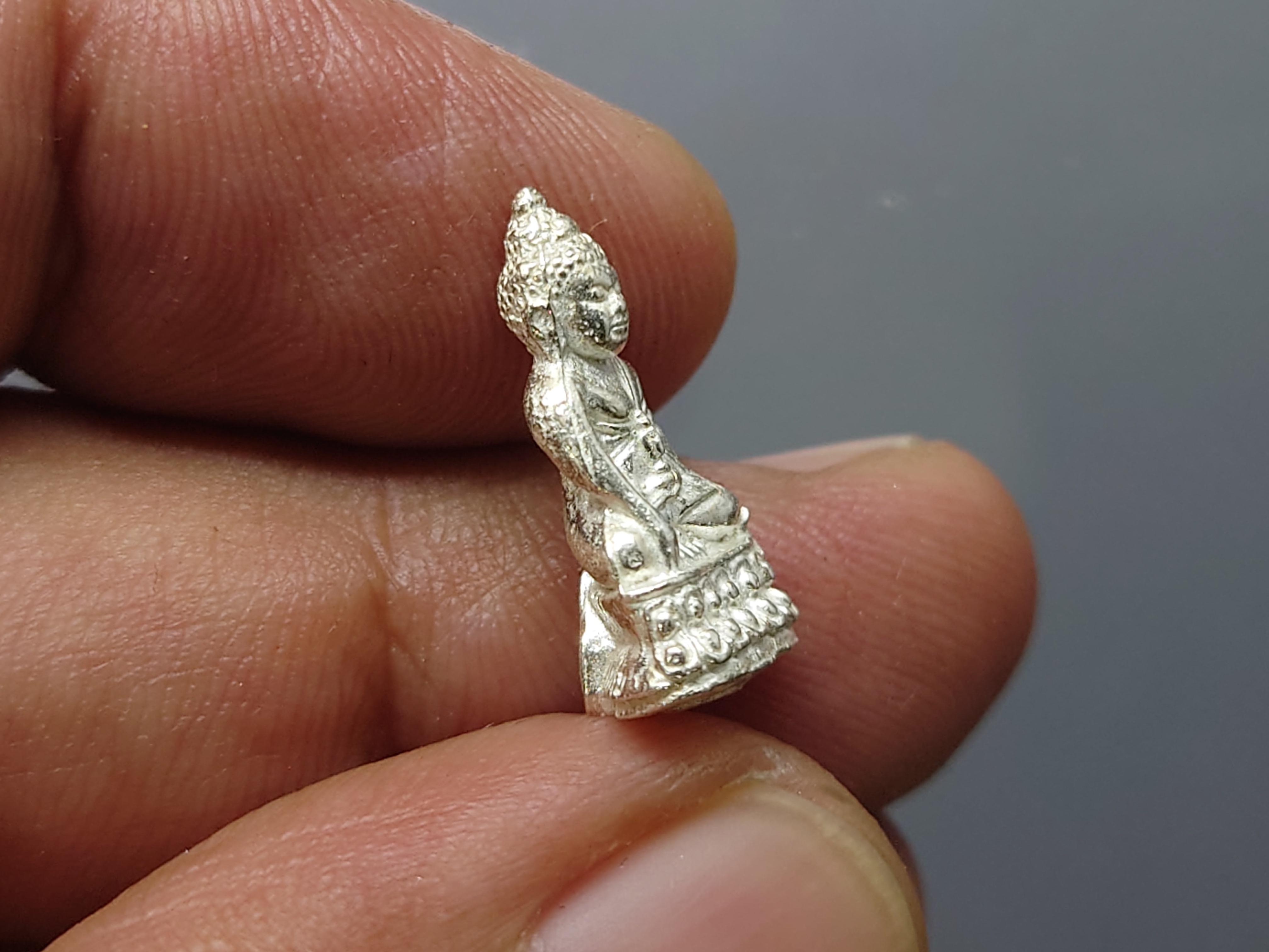 พระชัยวัฒน์เกษม รุ่น ญสส หลวงพ่อเกษม เขมโก เนื้อเงิน ขนาดสูง 1.8 ซม. สำนักสุสานไตรลักษณ์ จ.ลำปาง ปี2533 พร้อมตลับเดิม