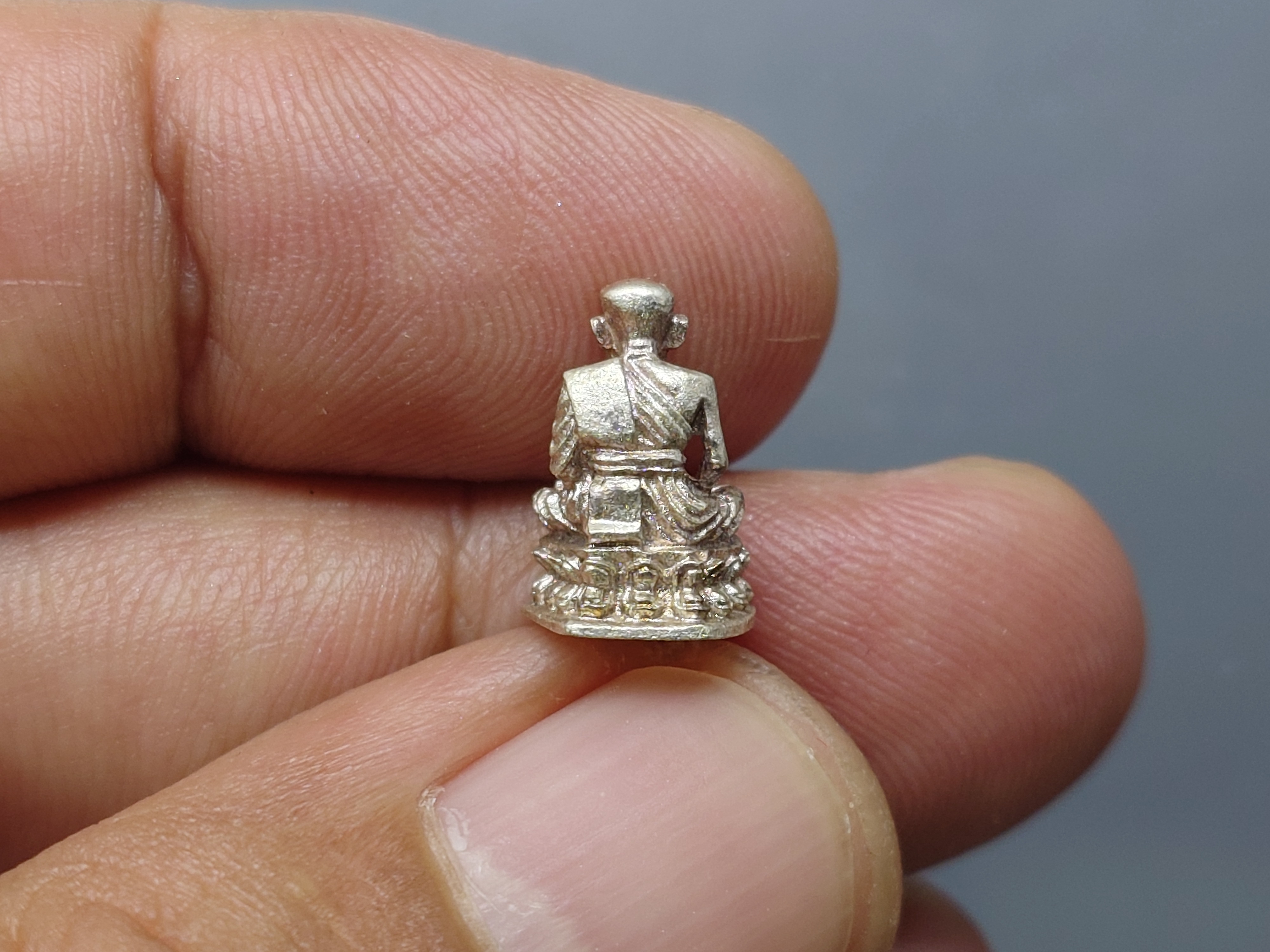 หลวงปู่ทวด หัวไม้ขีด พิมพ์แขนทะลุ เนื้อเงิน (ลอยองค์ จิ๋ว) อาจารย์นอง ปลุกเสก วัดช้างให้ ปี2535 พร้อมซองเดิม