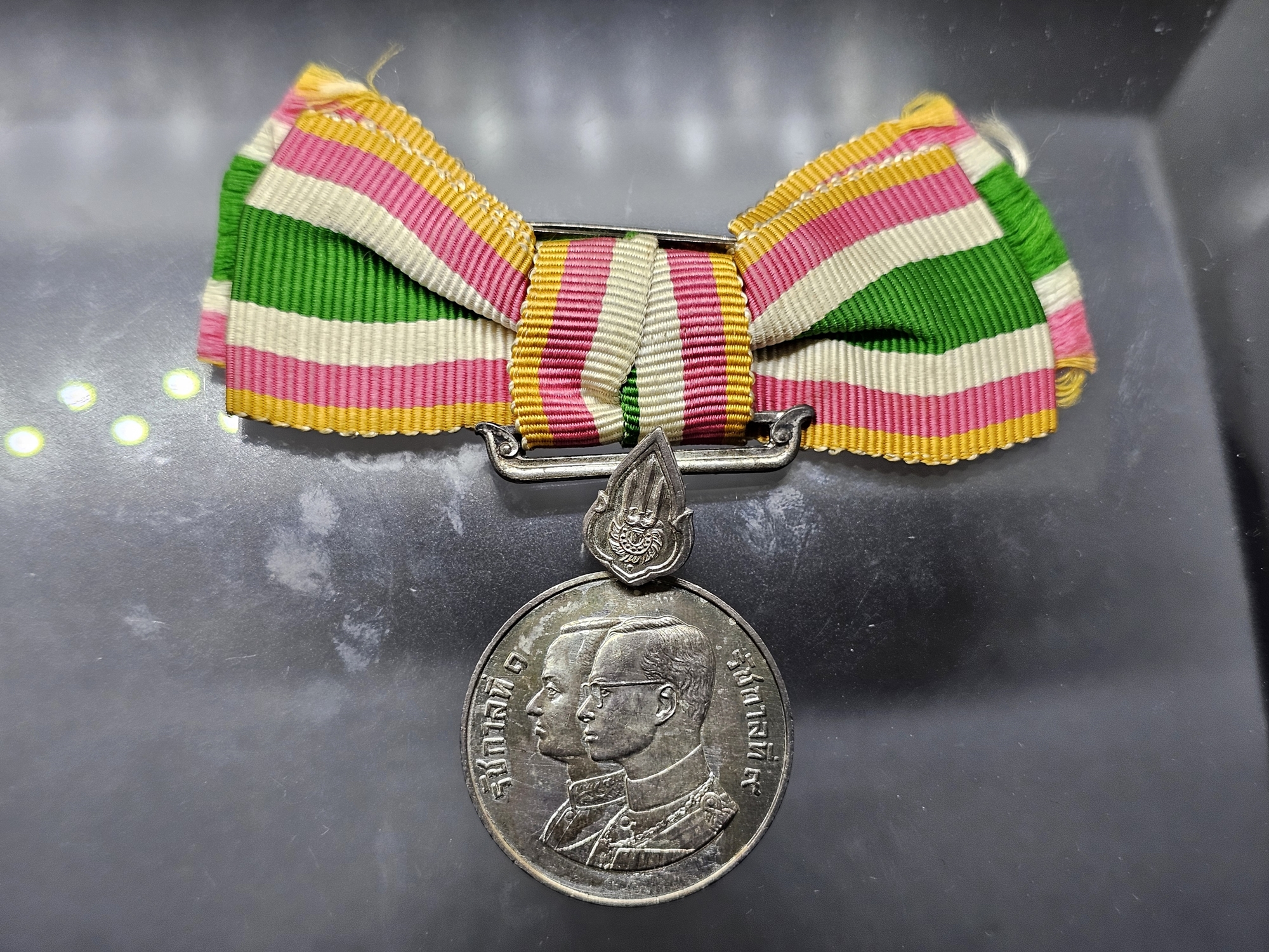 เหรียญที่ระลึกประดับแพรแถบ เนื้อเงิน ที่ระลึก สมโภชกรุงรัตนโกสินทร์ 200 ปี พ.ศ.2525 แบบผู้หญิง