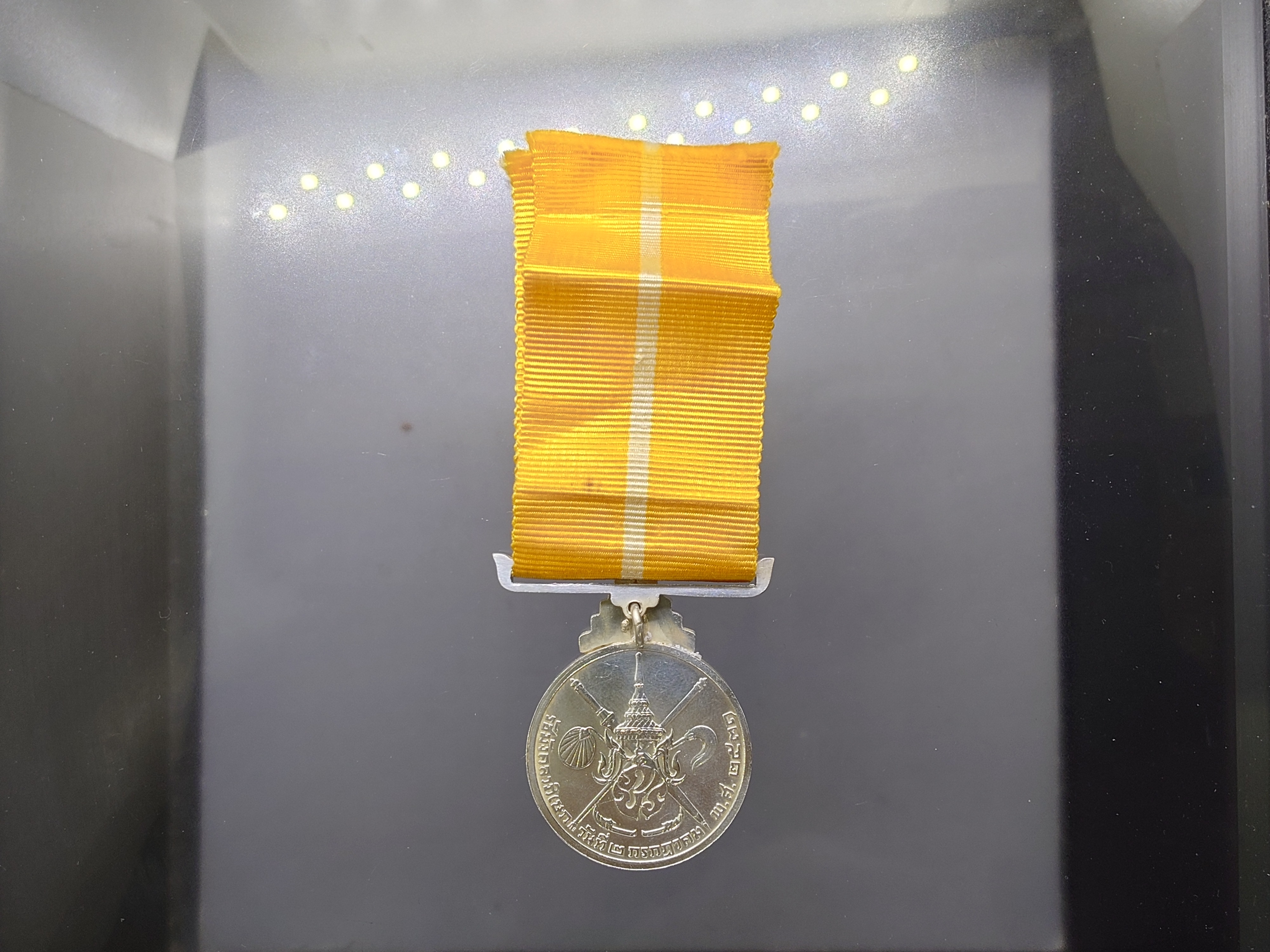 เหรียญที่ระลึกประดับแพรแถบ เนื้อเงิน รัชมังคลาภิเษก รักาลที่9 (ร.9) หายาก สร้างน้อย ปี2531 แบบผู้ชาย