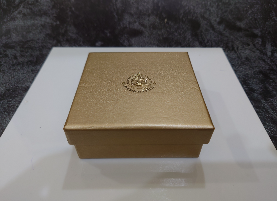 กล่องไม้แปดเหลี่ยม สำหรับใส่เหรียญทองคำ (หรือใส่เหรียญที่ใส่ตลับขนาดวงนอก 4.5 เซ็น) จากกรมธนารักษ์ สภาพผ่านใช้สวย 95%