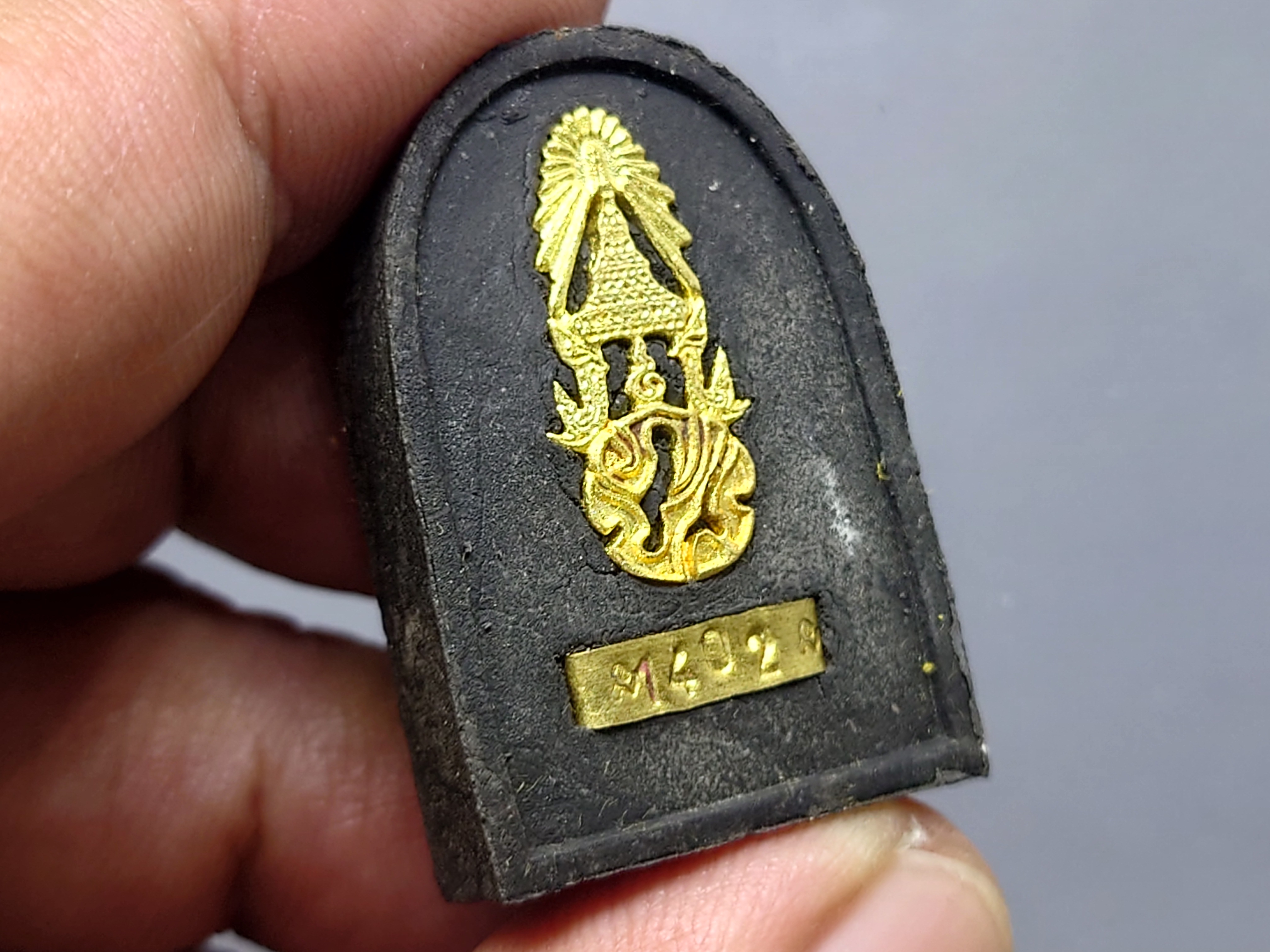 หลวงปู่ทวด ภ.ป.ร. เนื้อว่าน พิมพ์กลีบขนุน (พิมพ์พระรอด) พิธีพุทธาภิเษก ณ พระอุโบสถ วัดพระศรีรัตนศาสดาราม พ.ศ.2547