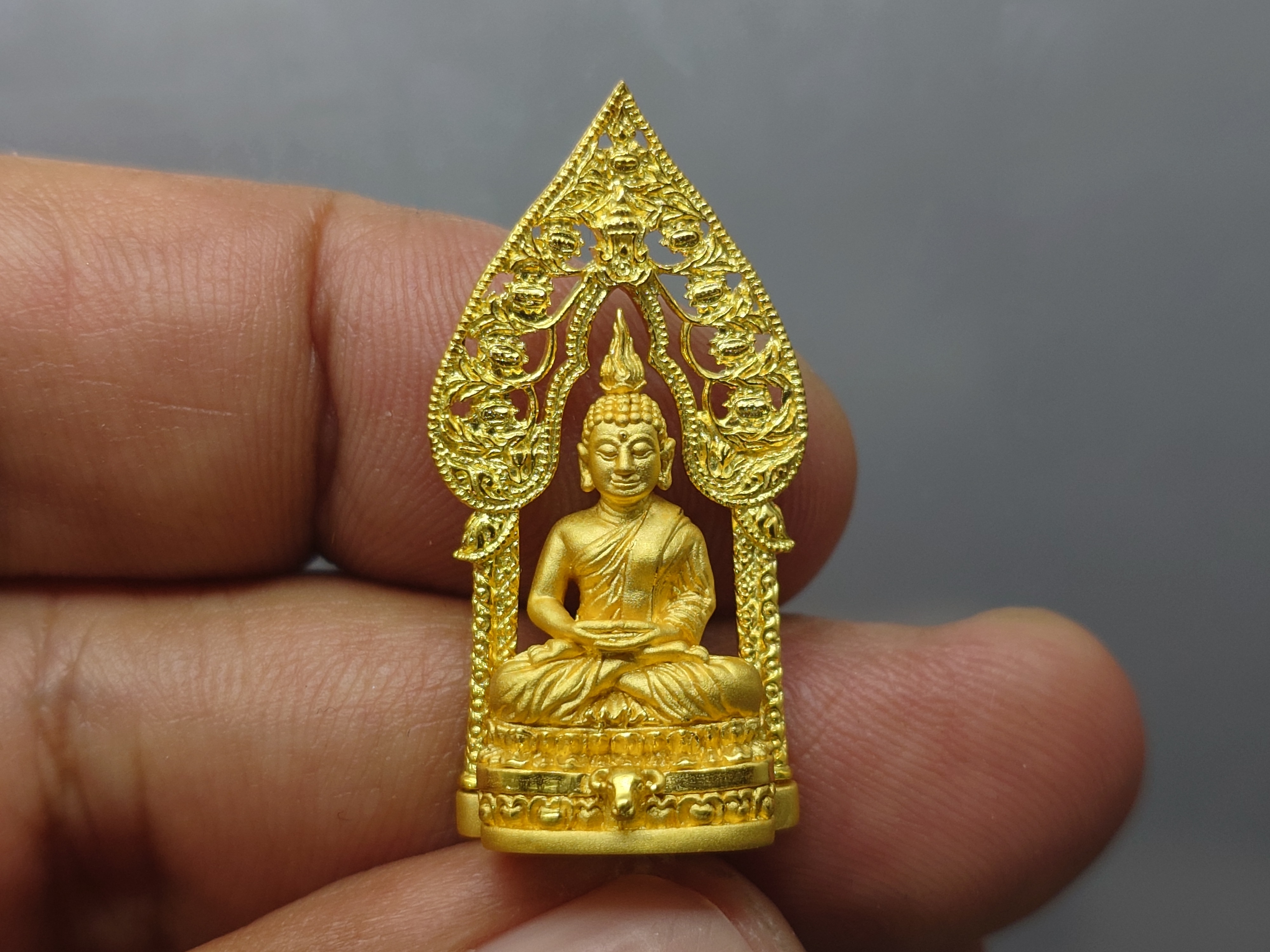 พระนิรันตรายสองกษัตริย์ มหาพุทธานุภาพแห่งแผ่นดิน (ชุด 5 องค์) พระกริ่งทองคำ และพระหน้าปัดทอง ปี 2552 พร้อมกล่องเดิม