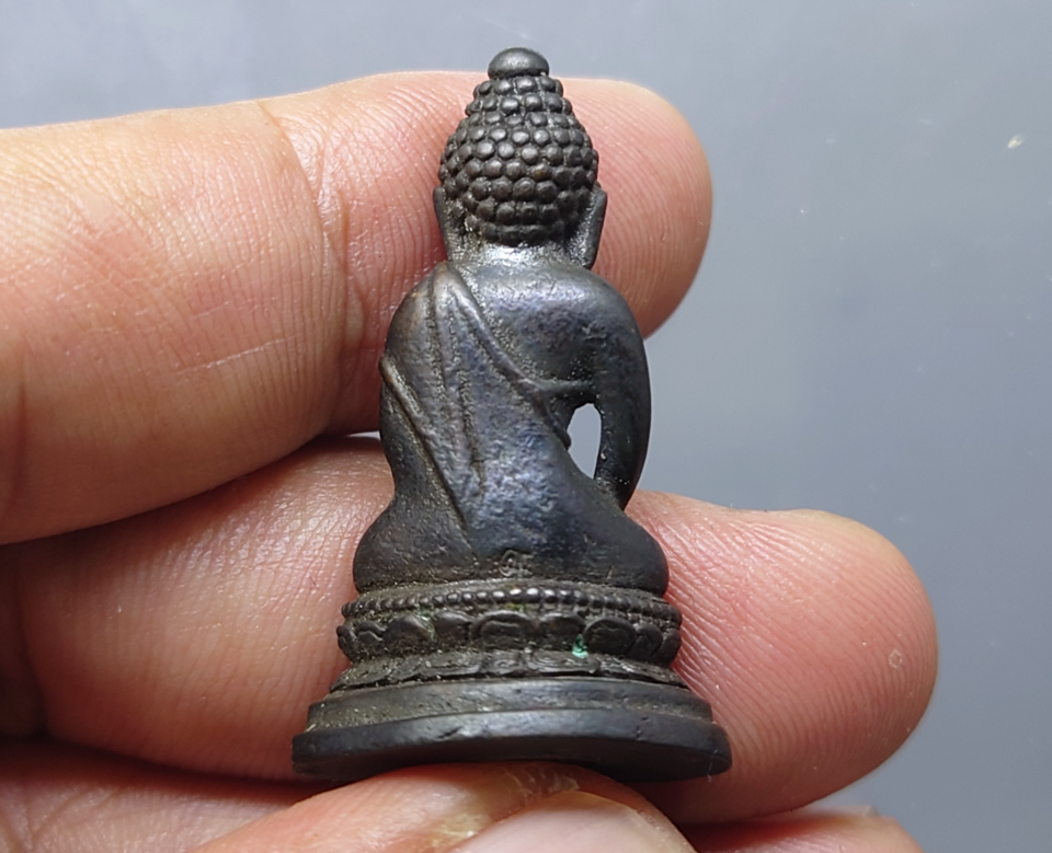 พระกริ่ง พระพุทธนวมมหาราชายุจฉับปริวัตนมงคล ฐานพระปรมาภิไธย ภปร. เนื้อนวะโลหะ ที่ระลึก 72 พรรษา รัชกาลที่ 9 ปี 2542 พร้อมตลับเดิม