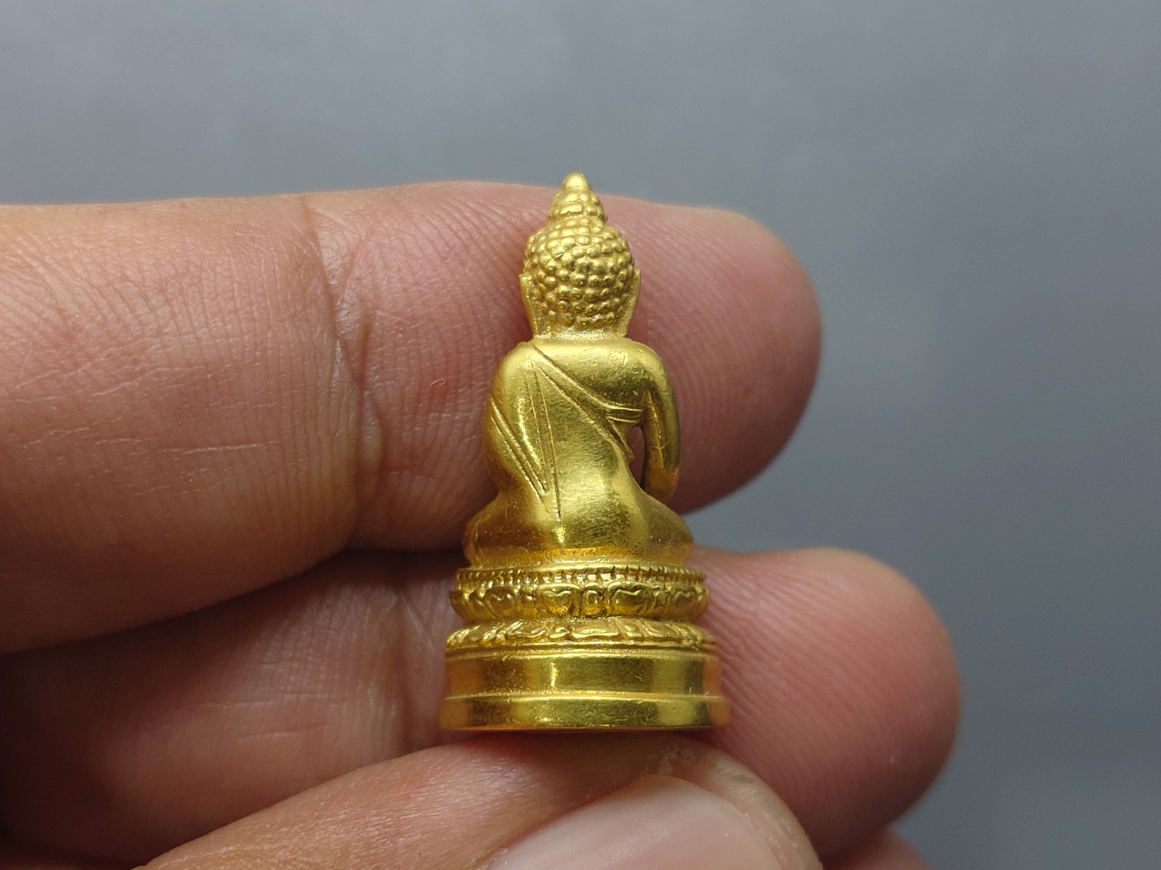 พระพุทธนวมมหาราชายุจฉับปริวัตนมงคล ใต้ฐาน ภปร.(กริ่ง 72 พรรษา) เนื้อทองคำ ที่ระลึก 72 พรรษา รัชกาลที่9 ปี 2542 พร้อมตลับเดิม