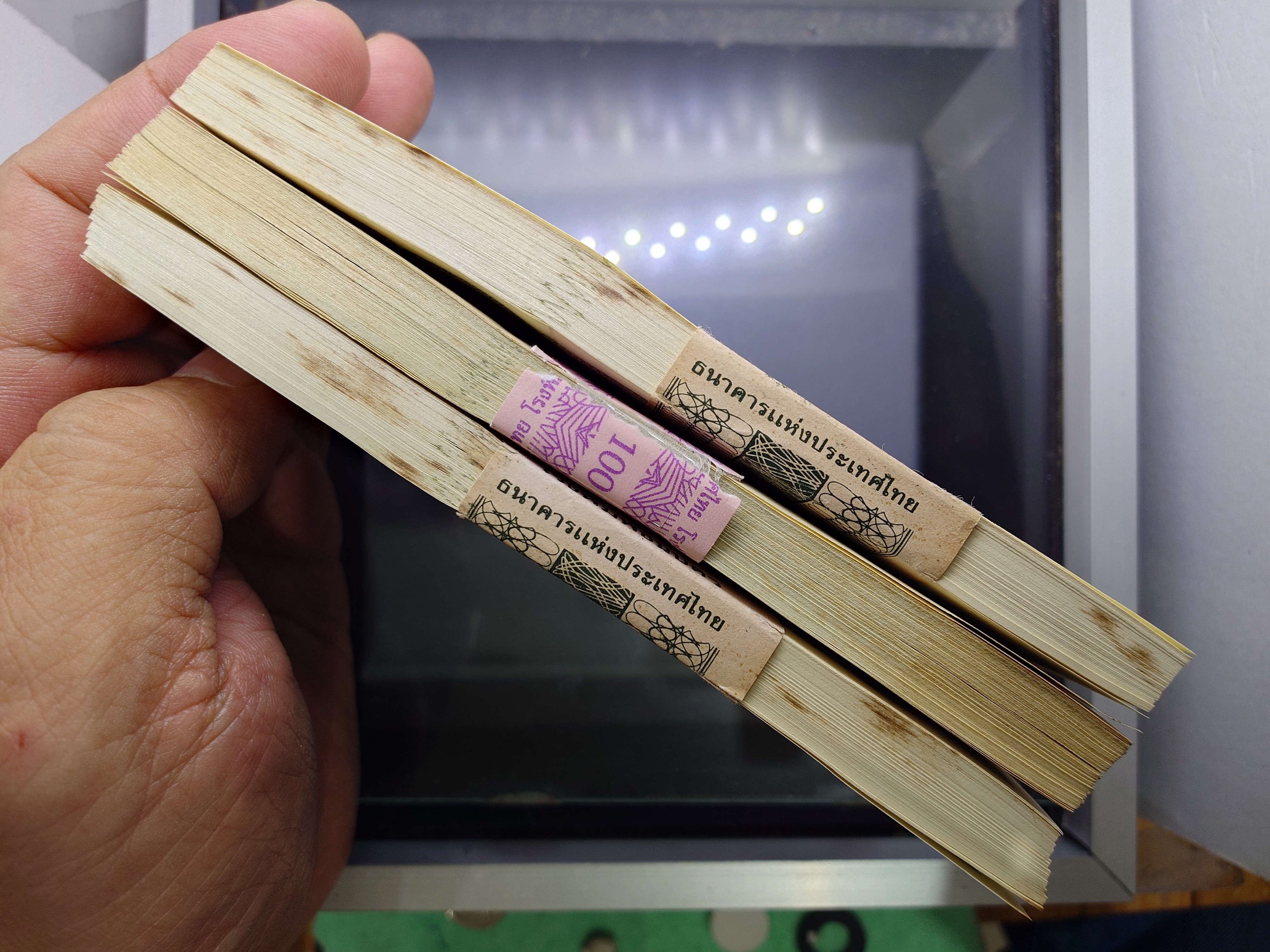 ธนบัตรยกแหนบ 20 บาท รัชกาลที่9 หลัง พระเจ้าตากสิน แบบ 12 (จำนวน 100 ใบ เลขเรียง) สภาพไม่ผ่านใช้ ติดเหลือง