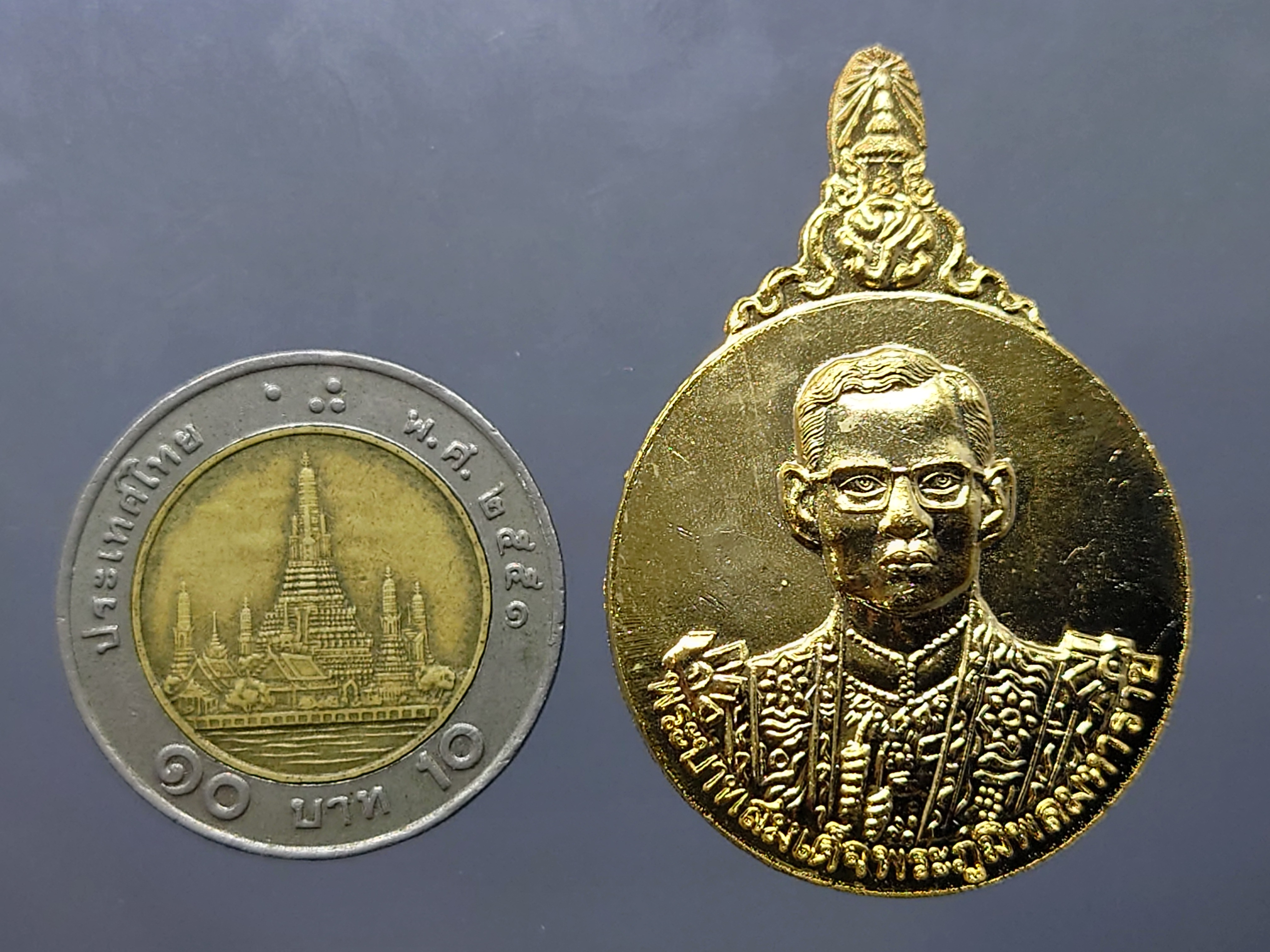 เข็มกลัด พระบรมรูป รัชกาลที่9 (ร.9) ที่ระลึกงานวันพ่อแห่งชาติ 5 ธันวามหาราช ครั้งที่ 22 เนื้อกาหลั่ยทอง พ.ศ.2541