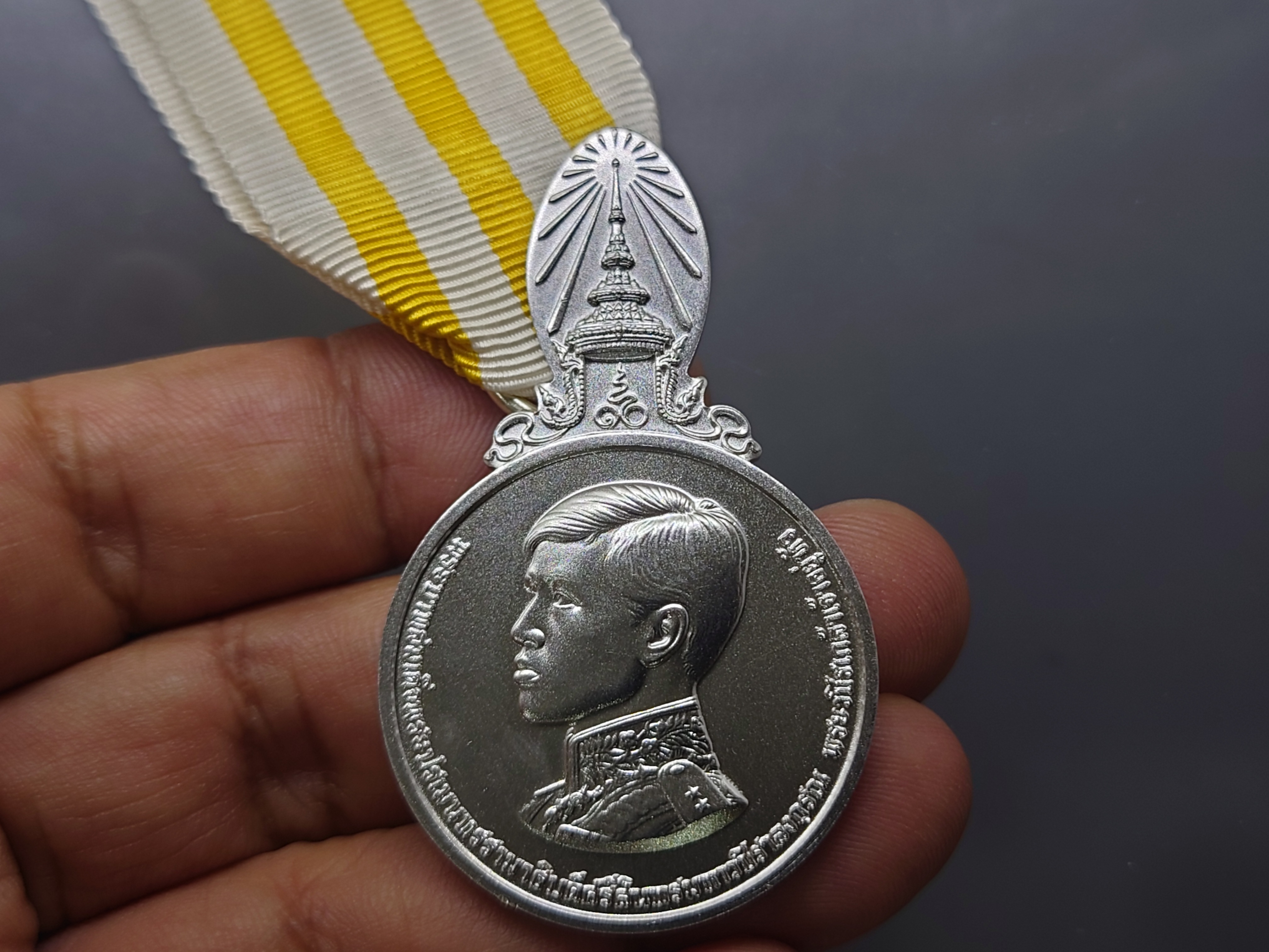 เหรียญที่ระลึกประดับแพรแถบ เนื้อเงิน เฉลิมพระเกียรติ บรมราชาภิเษก รัชกาลที่10 (ร.10) แบบผู้ชาย สำนักกษาปณ์ สร้าง ปี2562 ซองเดิม ไม่ผ่านใช้