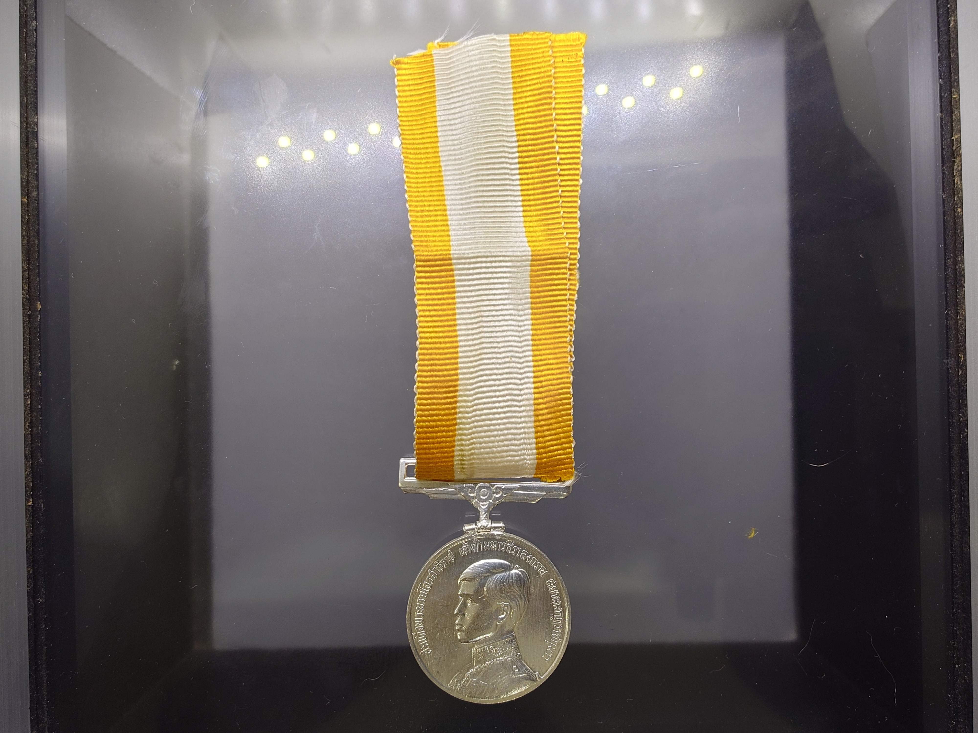 เหรียญที่ระลึกประดับแพรแถบ พระราชพิธีสถาปนาสมเด็จพระบรมโอรสาธิราช รัชกาลที่10 เนื้อเงิน ปี2515 แบบผู้ชาย แพรเดิมๆ