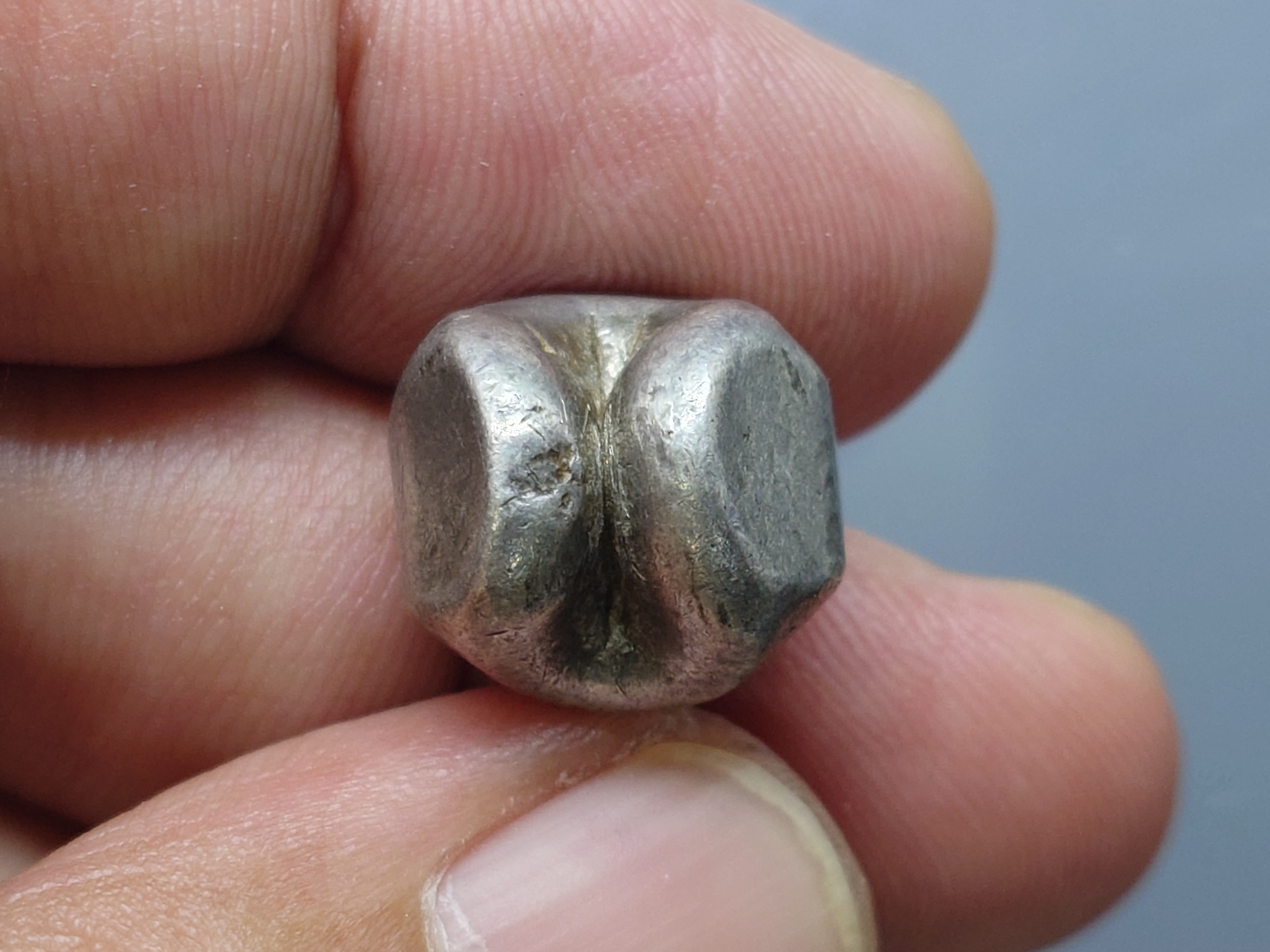 พดด้วง ขนาด 1 บาท ตราครุฑ รัชการที่ 2 สภาพสวย