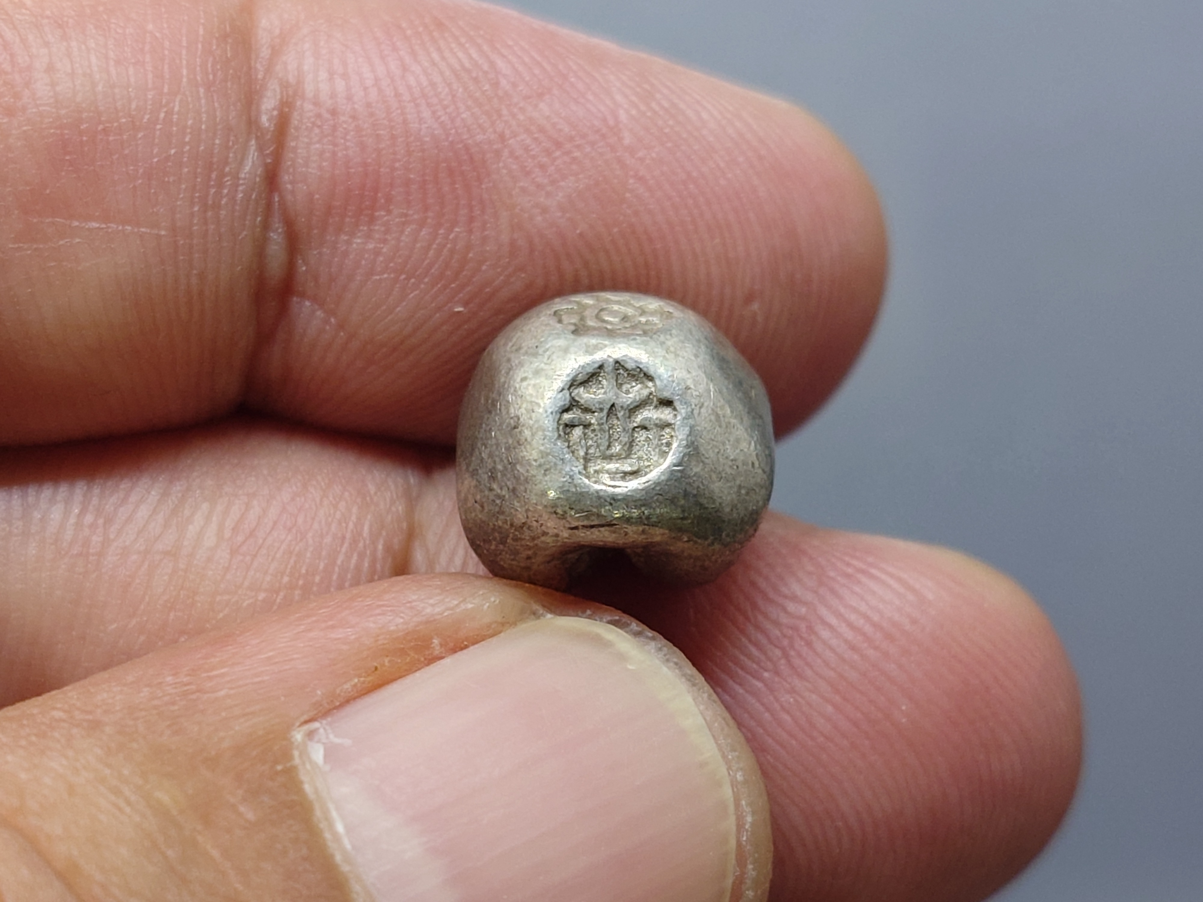 พดด้วง ขนาด 2 สลึง ตราพระแสงจักร - ปราสาท สมัยรัชกาลที่3 ปี2367 ขนาดหายาก สภาพสวย