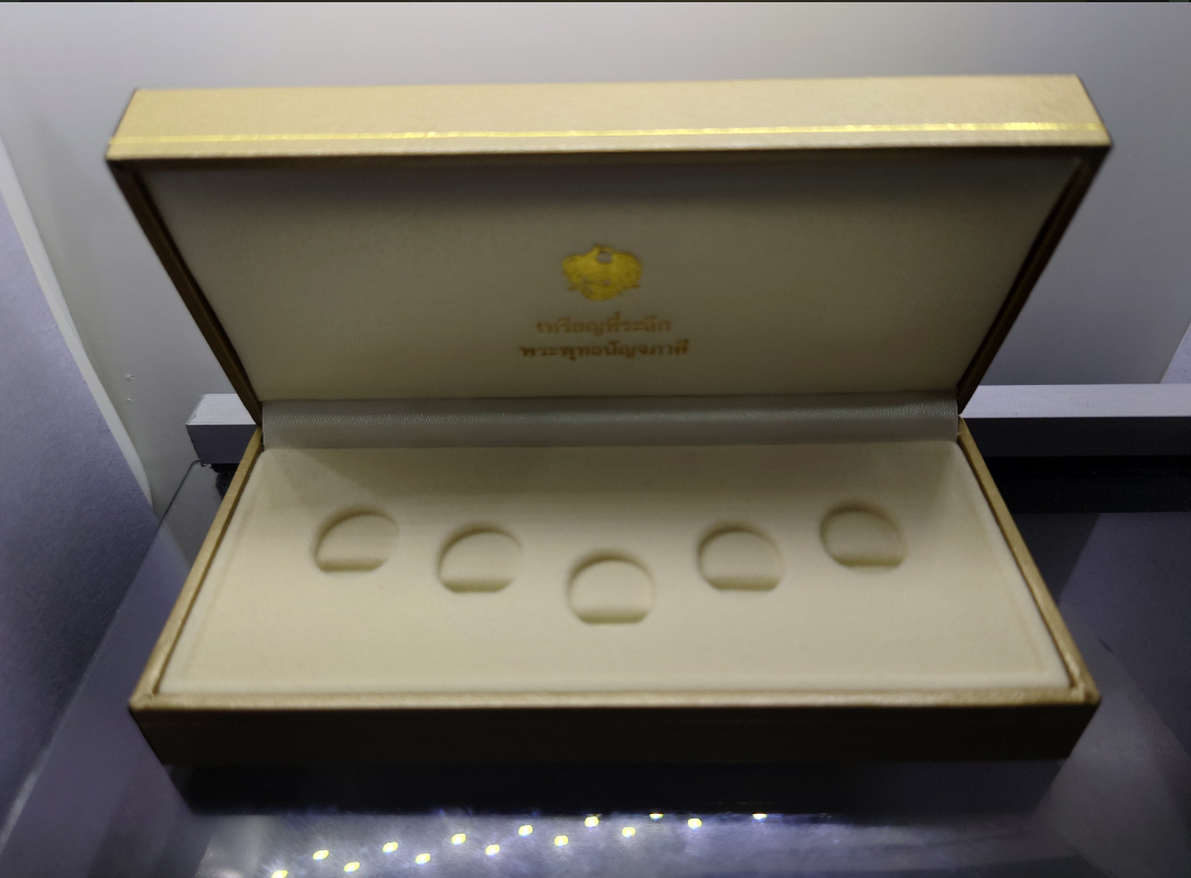 กล่องใส่เหรียญพุทธปัญจภาคี พิมพ์เล็ก แท้จากกองส่งเสริมและพัฒนาทรัพย์สินมีค่าของรัฐ กรมธนารักษ์ สภาพสวยไม่ผ่านการใช้