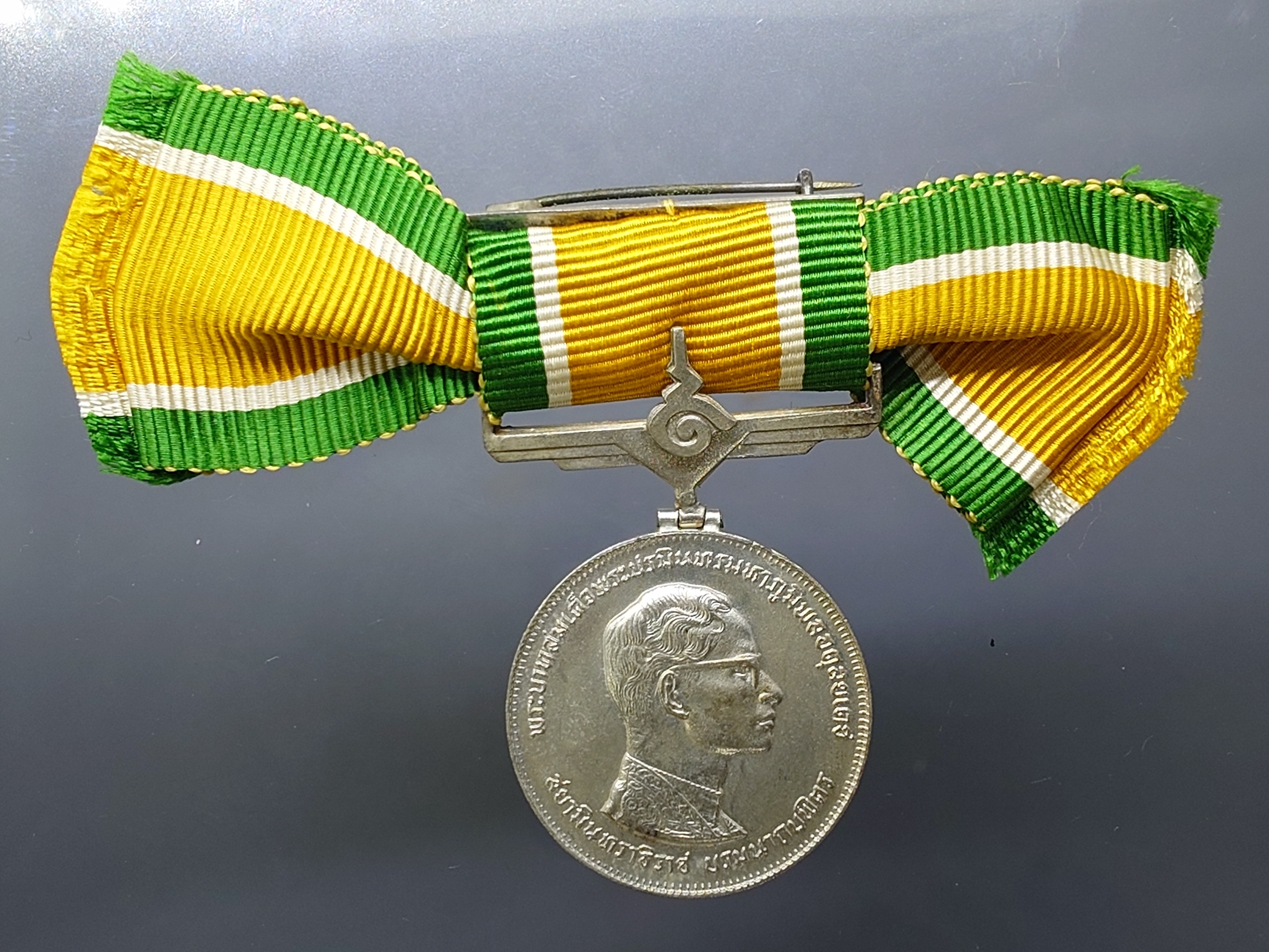 เหรียญที่ระลึกประดับแพรแถบ เหรียญเนื้อเงิน ที่ระลึกครองราช 25 ปี รัชกาลที่9 (ร.9) ปี2514 แบบผู้หญิง แพรเดิม