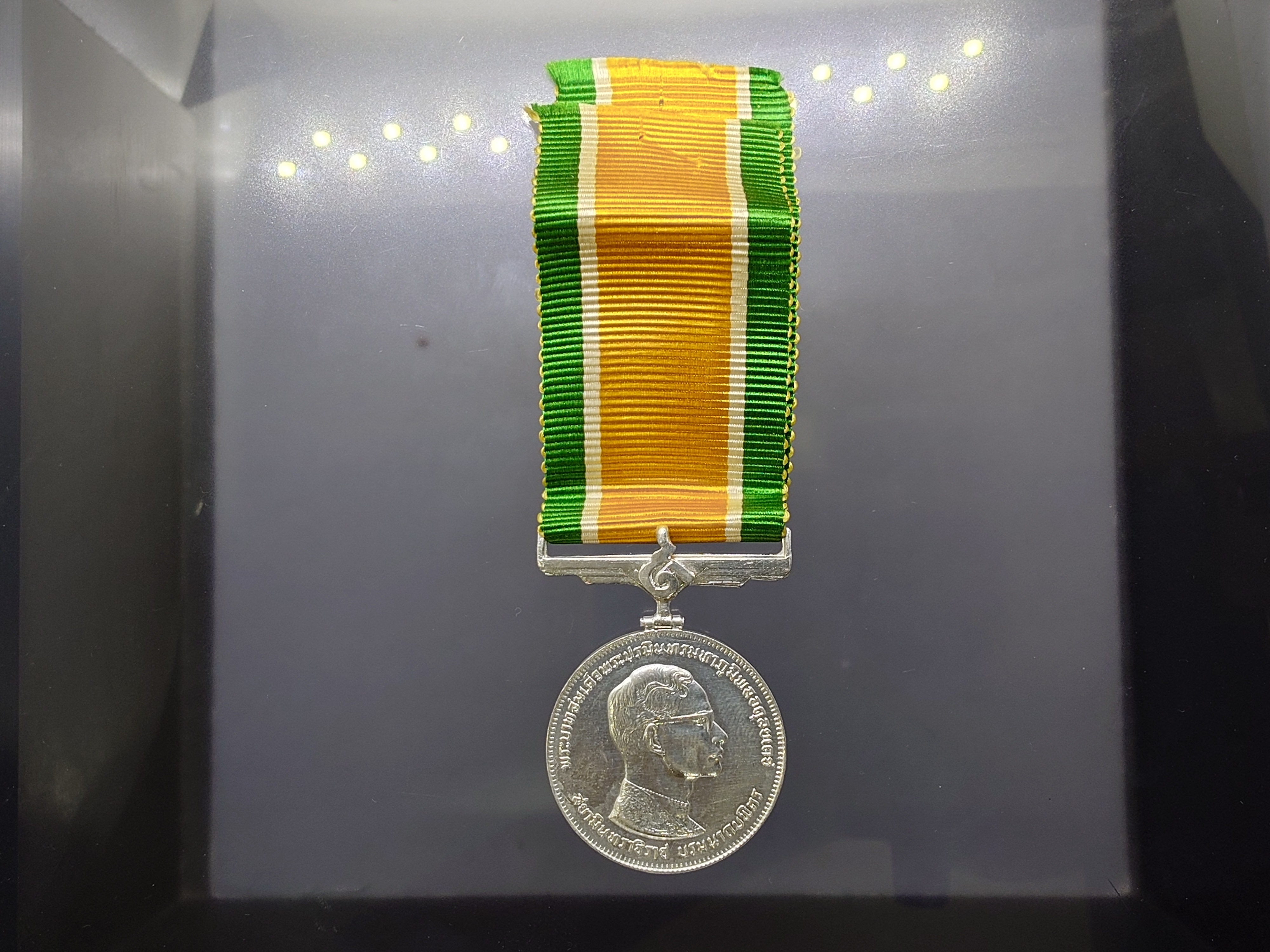 เหรียญที่ระลึกประดับแพรแถบ เนื้อเงิน ครองราชย์ 25 ปี รัชกาลที่9 (ร.9) ปี2514 แบบผู้ชาย แพรเดิม