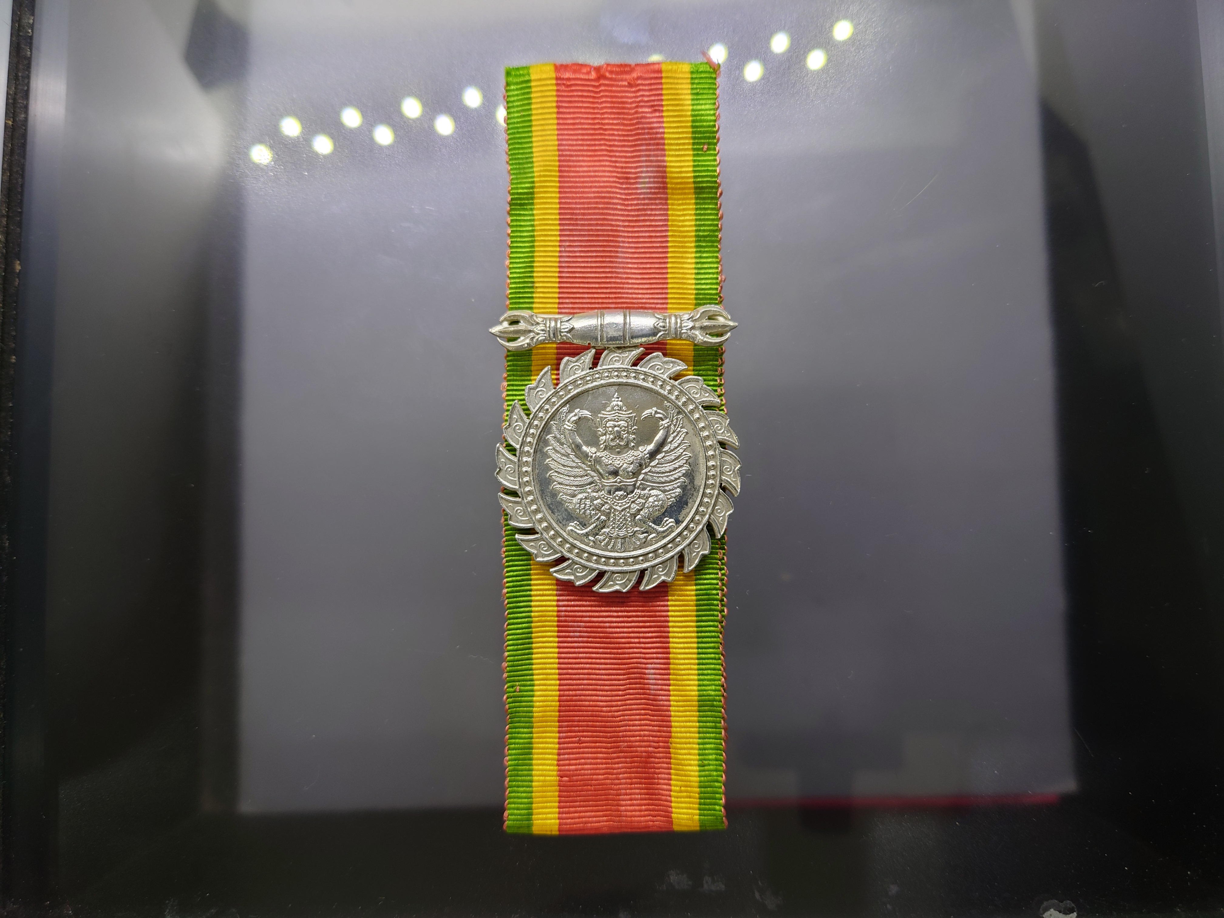 เหรียญประดับแพรแถบจักรพรรดิมาลา เนื้อเงิน หน้าช้าง หลังครุฑ บำเหน็จแห่งความมั่นคงและยั่งยืนในราชการ (แบบผู้ชาย)