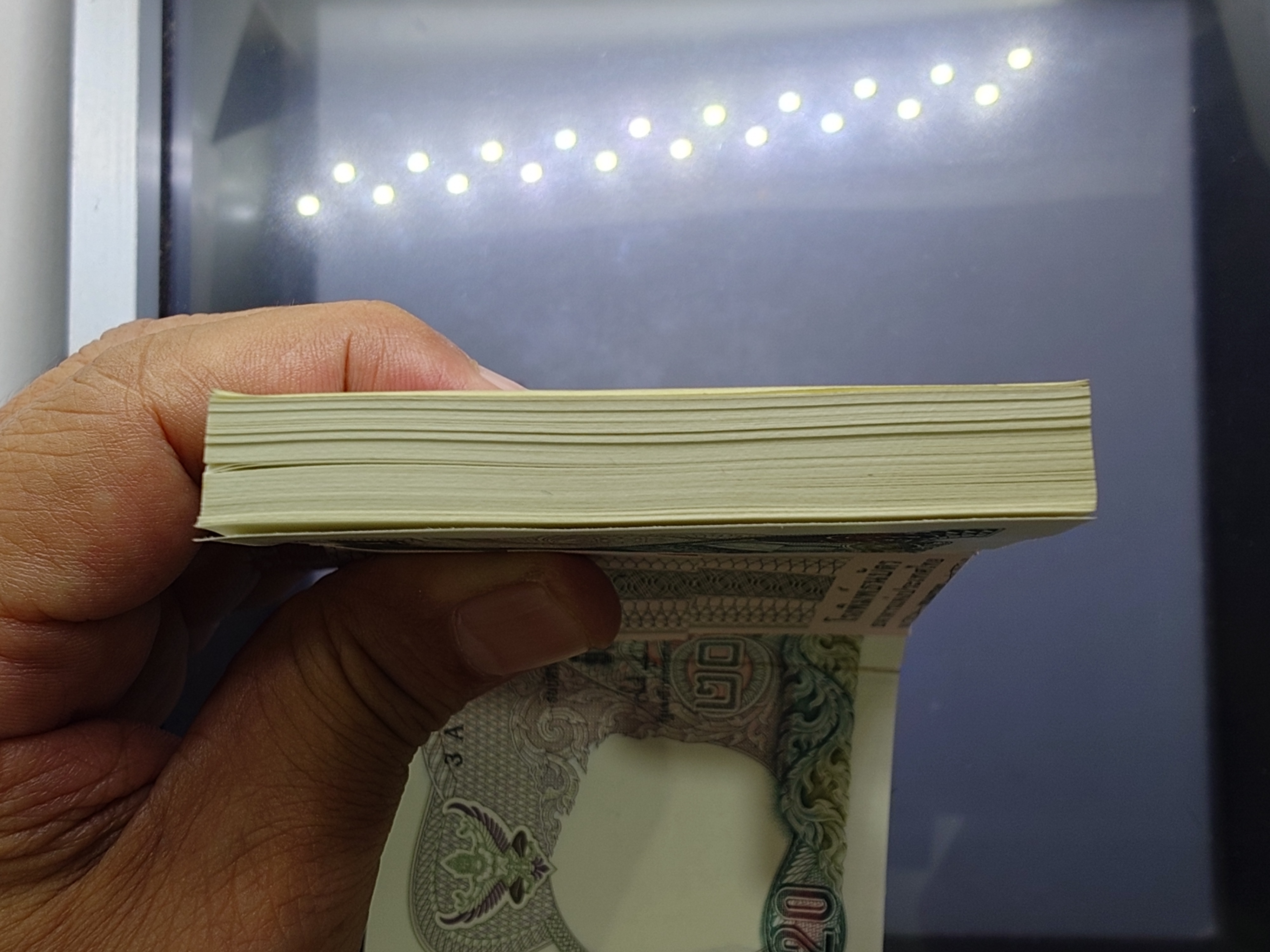 ธนบัตรยกแหนบ 20 บาท แบบ 12 สมัย ร9 รัชกาลที่ 9 หลัง พระเจ้าตากสิน (จำนวน 100 ใบ เลขเรียง) ไม่ผ่านใช้ สภาพสวย