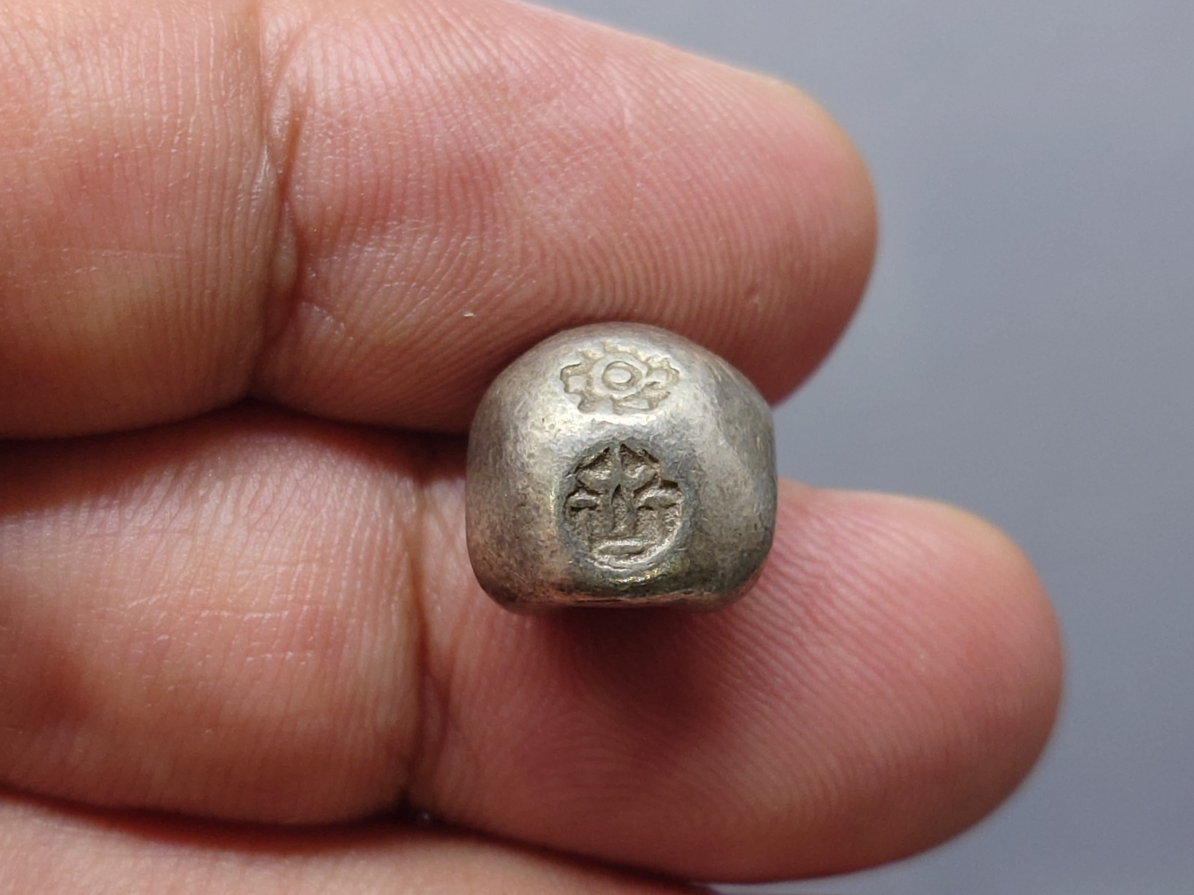 พดด้วง ขนาด 2 สลึง ตราพระแสงจักร - ปราสาท สมัยรัชกาลที่3 ปี2367 ขนาดหายาก สภาพสวย